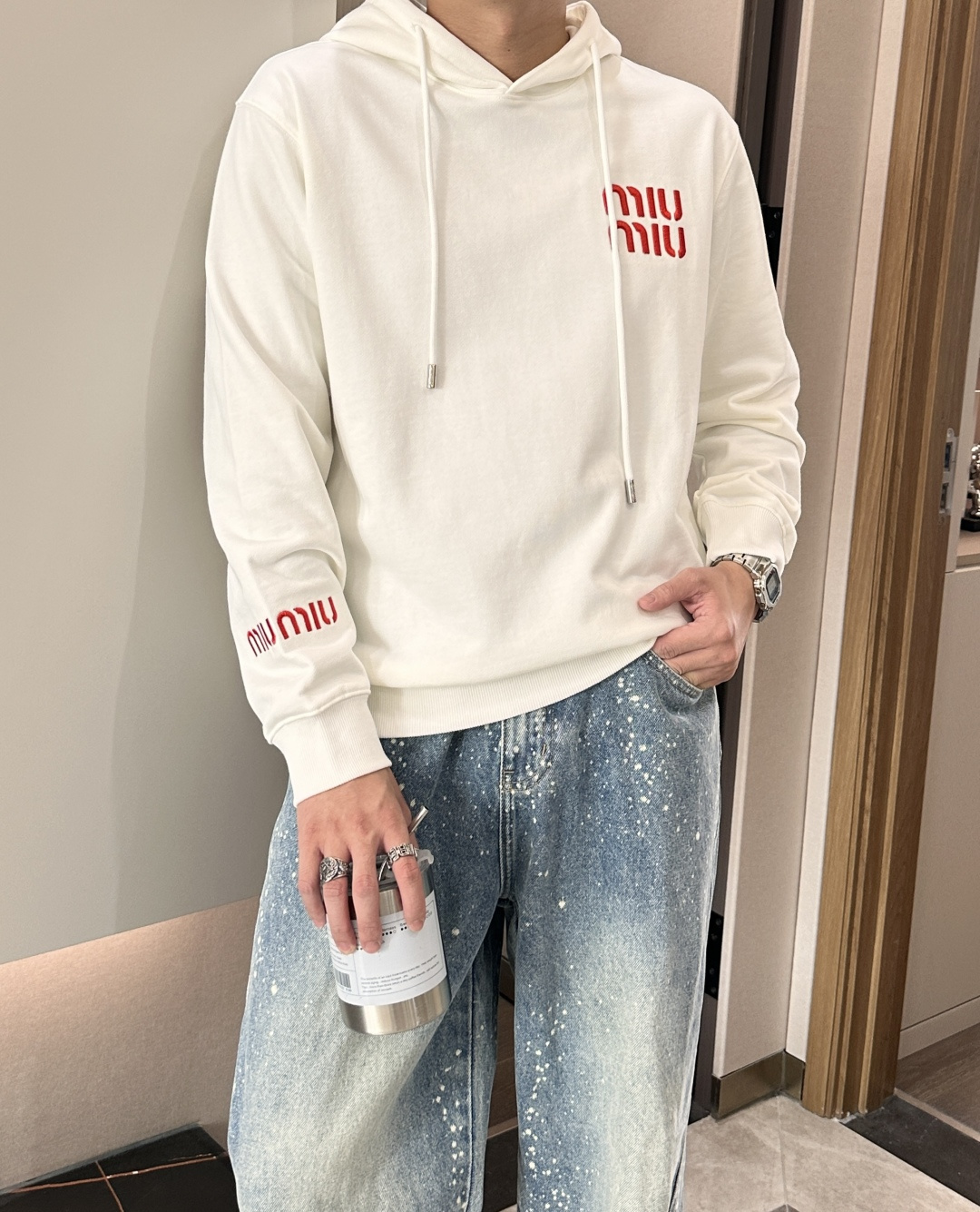 miumiu 套头连帽卫衣；经典套头男女同款，简约大气系列单品，低调奢华大气百搭款！卫衣选用客供100%