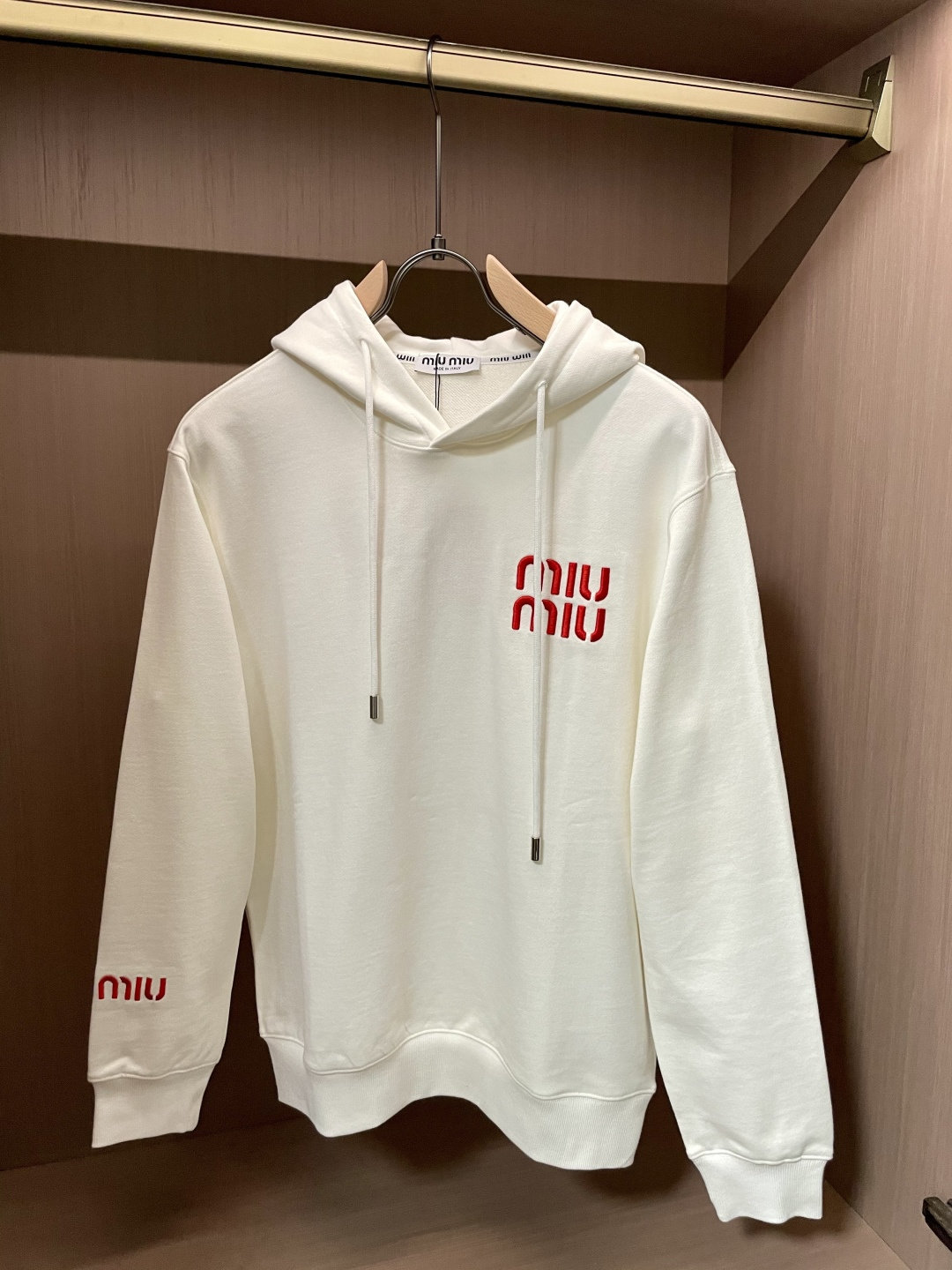 miumiu 套头连帽卫衣；经典套头男女同款，简约大气系列单品，低调奢华大气百搭款！卫衣选用客供100%