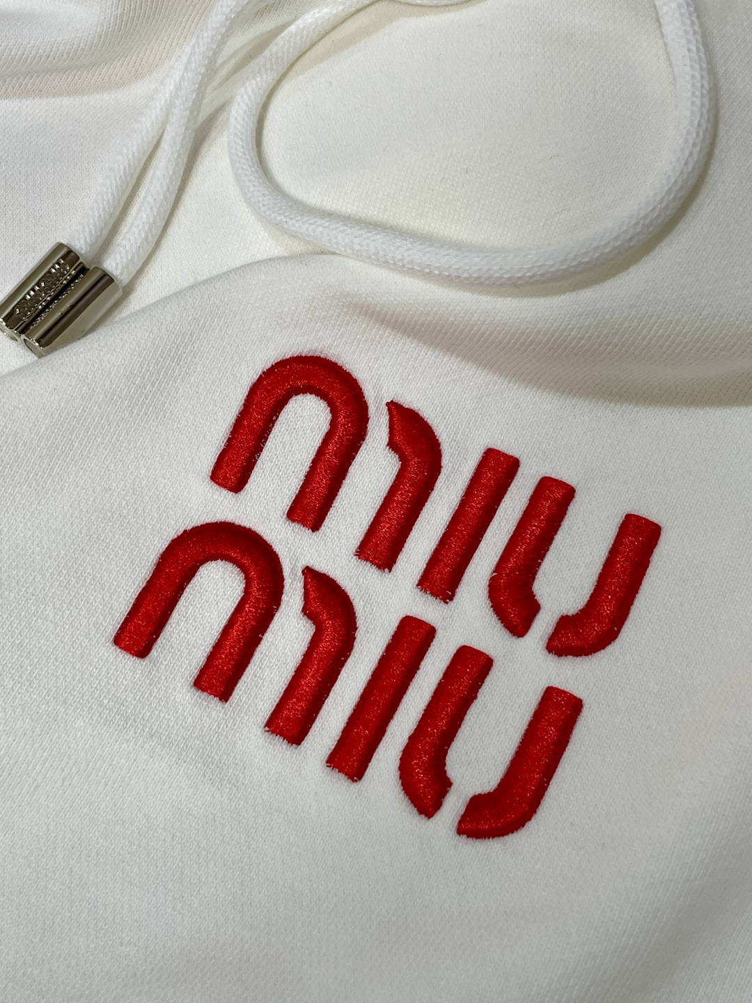 miumiu 套头连帽卫衣；经典套头男女同款，简约大气系列单品，低调奢华大气百搭款！卫衣选用客供100%