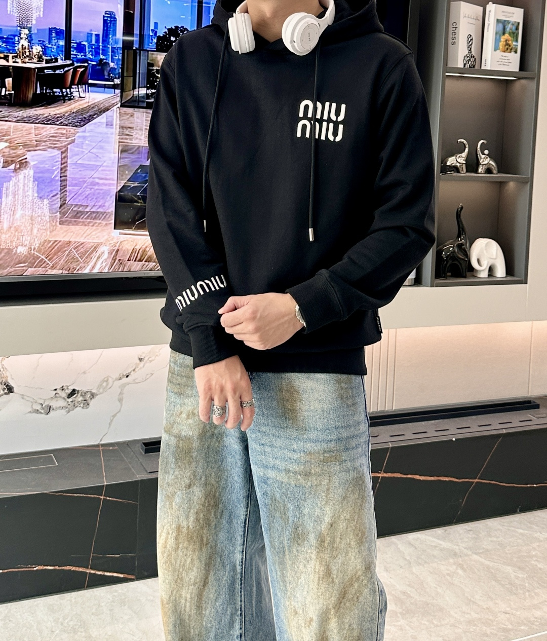 miumiu 套头连帽卫衣；经典套头男女同款，简约大气系列单品，低调奢华大气百搭款！卫衣选用客供100%