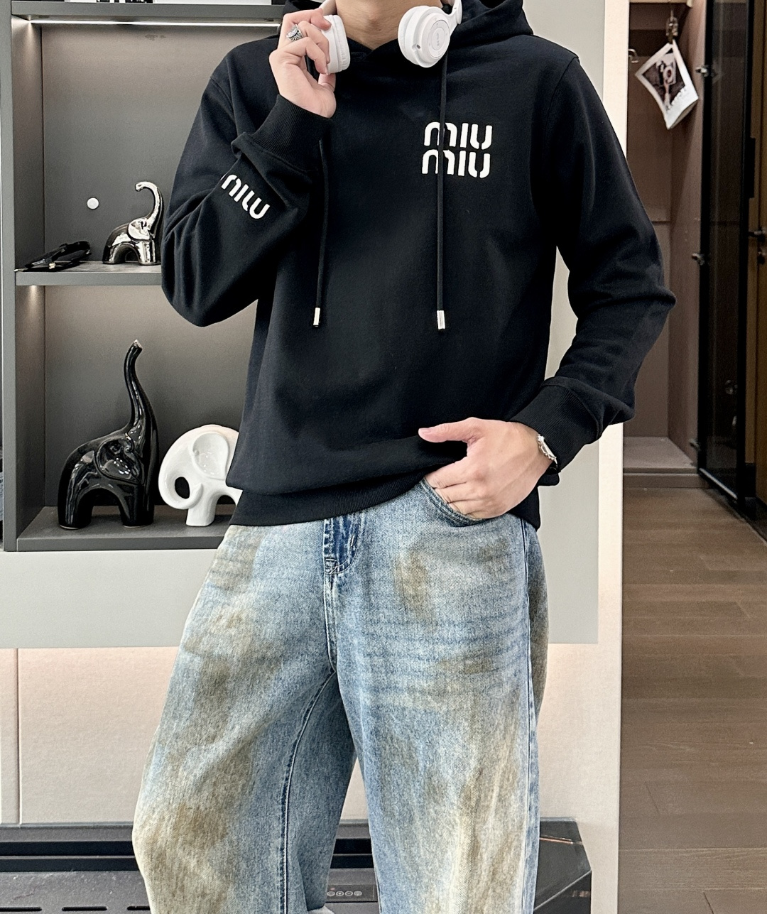miumiu 套头连帽卫衣；经典套头男女同款，简约大气系列单品，低调奢华大气百搭款！卫衣选用客供100%