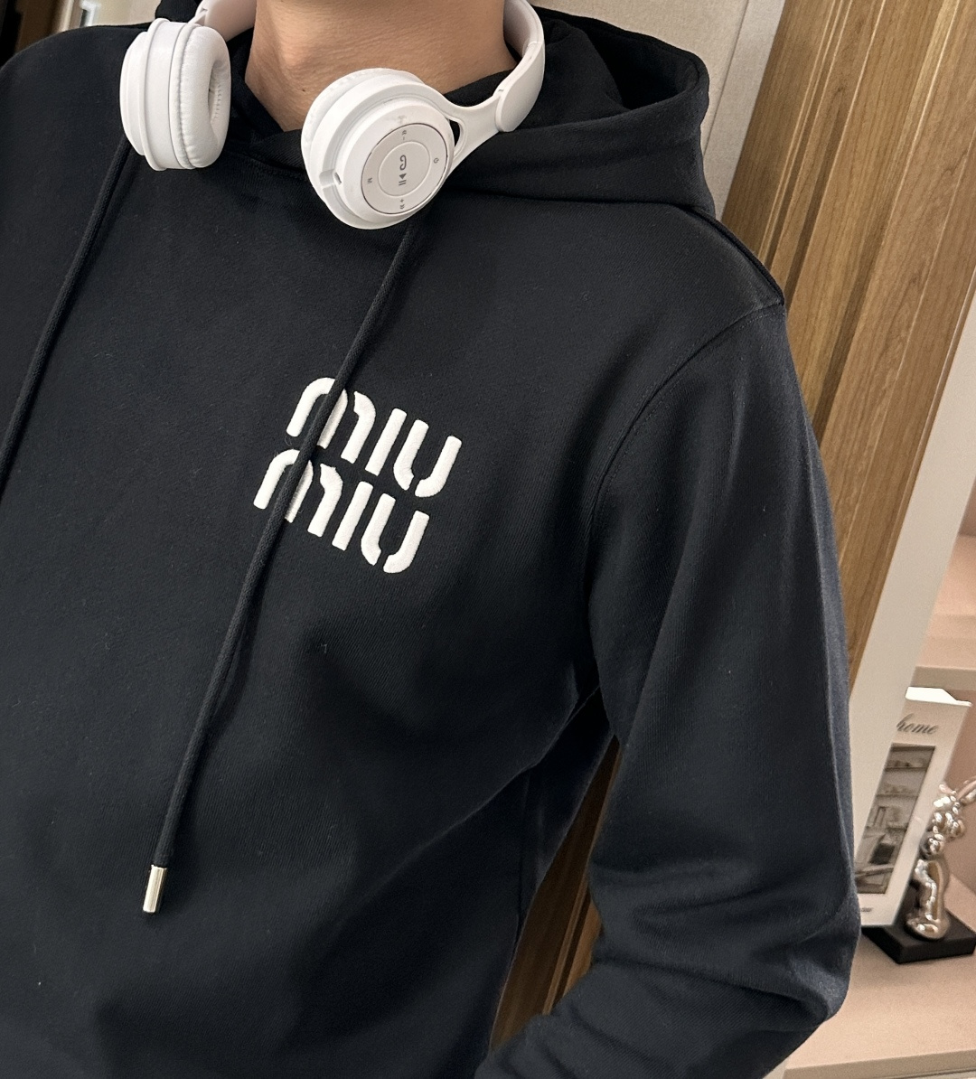 miumiu 套头连帽卫衣；经典套头男女同款，简约大气系列单品，低调奢华大气百搭款！卫衣选用客供100%