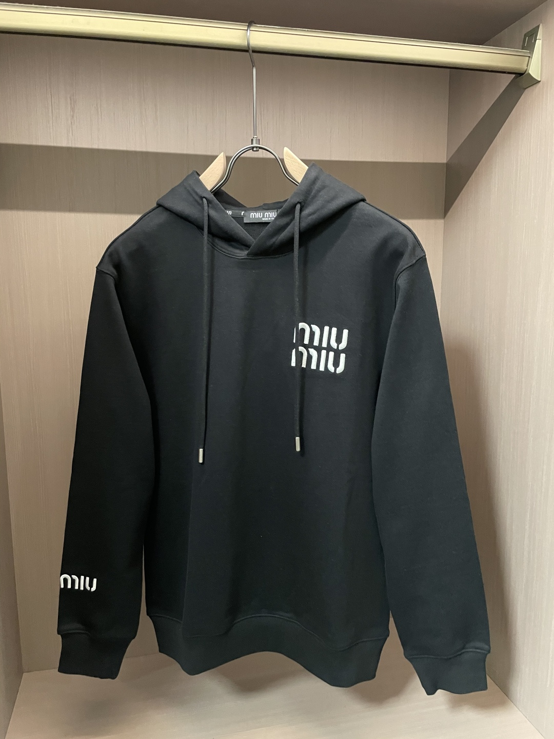 miumiu 套头连帽卫衣；经典套头男女同款，简约大气系列单品，低调奢华大气百搭款！卫衣选用客供100%