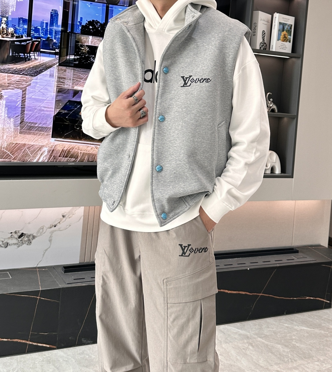 NO:629156,· Lv 2025FW down vest, a must-have item for fashionistas!  Advanced customization, the highest standard of 90 down, ingredients support testing, first-class thermal performance. Double-layer gallbladder inside to ensure that the goose down will not come out, customized high-density waterproof nylon fabric. High-end texture and durability. The quality can reach the purchase level. Super versatile, the upper body effect is great!  Size 48-56 (profitable),,louis vuitton,down jacket,alexander wang19860909· Lv 2025FW羽绒马甲 潮人必备单品！高级定制 最高标准90绒,成分支持检测,一流保暖性能.内里双层胆布,以保证鹅绒不会钻出,定制高密度防水尼龙面料.高端质感及耐用性.品质可达代购级别. 超级百搭,上身效果超赞！ 尺码48-56 (让利款）,,louis vuitton,down jacket,alexander wang,Men's clothing