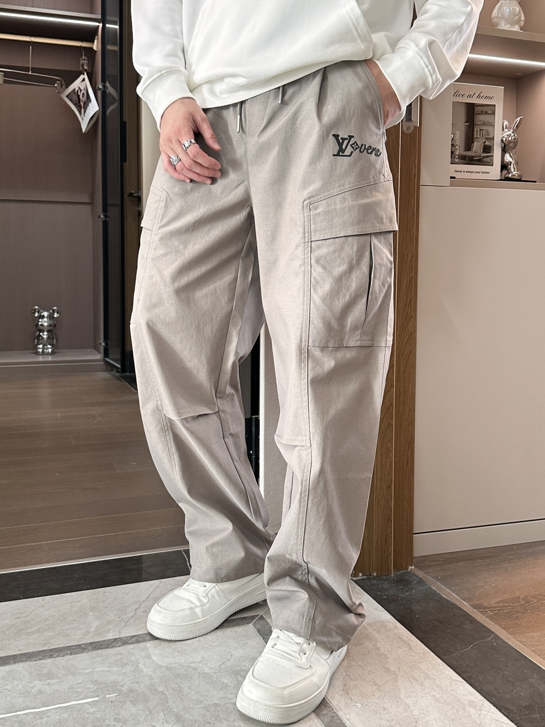 NO:629169,· Lv’s latest casual pants for autumn and winter 2025 are a must-have for fashionistas. They have a great shape and can well repair various leg shapes. They are very personalized!  Soft and sweat-wicking, extremely comfortable. The waistband of the trouser legs has customized elastic elastic bands and original accessories details. The upper body is sporty, casual and fashionable, a must-have for leisure and travel. Sizes m-xxxl, louis vuitton, alexander wang19860909· Lv 2025秋冬最新休闲裤 潮人必备 版型超赞,能很好的修复各种腿型,非常个性！柔软排汗,舒适度极高.裤腿腰部订制松紧橡筋、原版辅料细节.上身运动休闲时尚,出街休闲、外出旅游必备. 尺码m-xxxl,,louis vuitton,alexander wang,Men's clothing