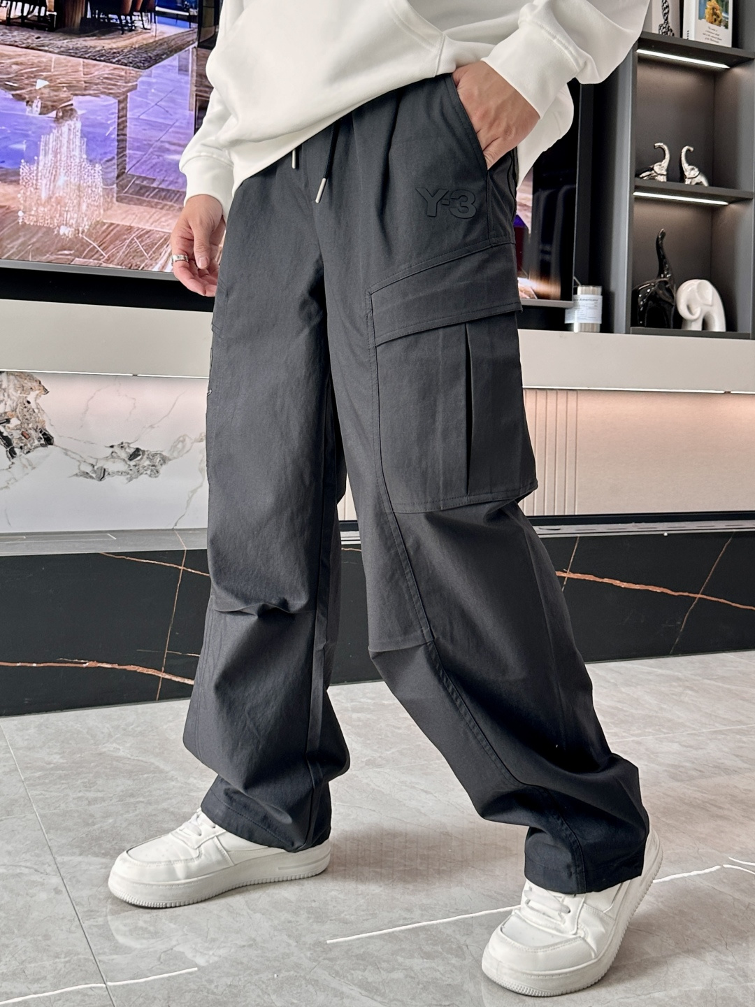 Y-3 2025秋冬最新休闲裤 潮人必备 版型超赞，能很好的修复各种腿型，非常个性！柔软排汗，舒适度极高