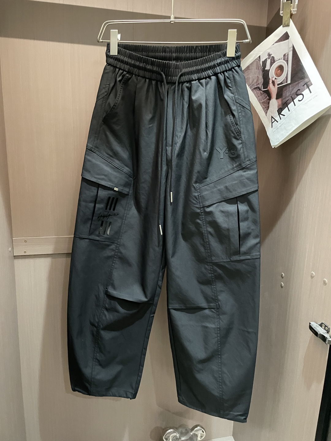 Y-3 2025秋冬最新休闲裤 潮人必备 版型超赞，能很好的修复各种腿型，非常个性！柔软排汗，舒适度极高