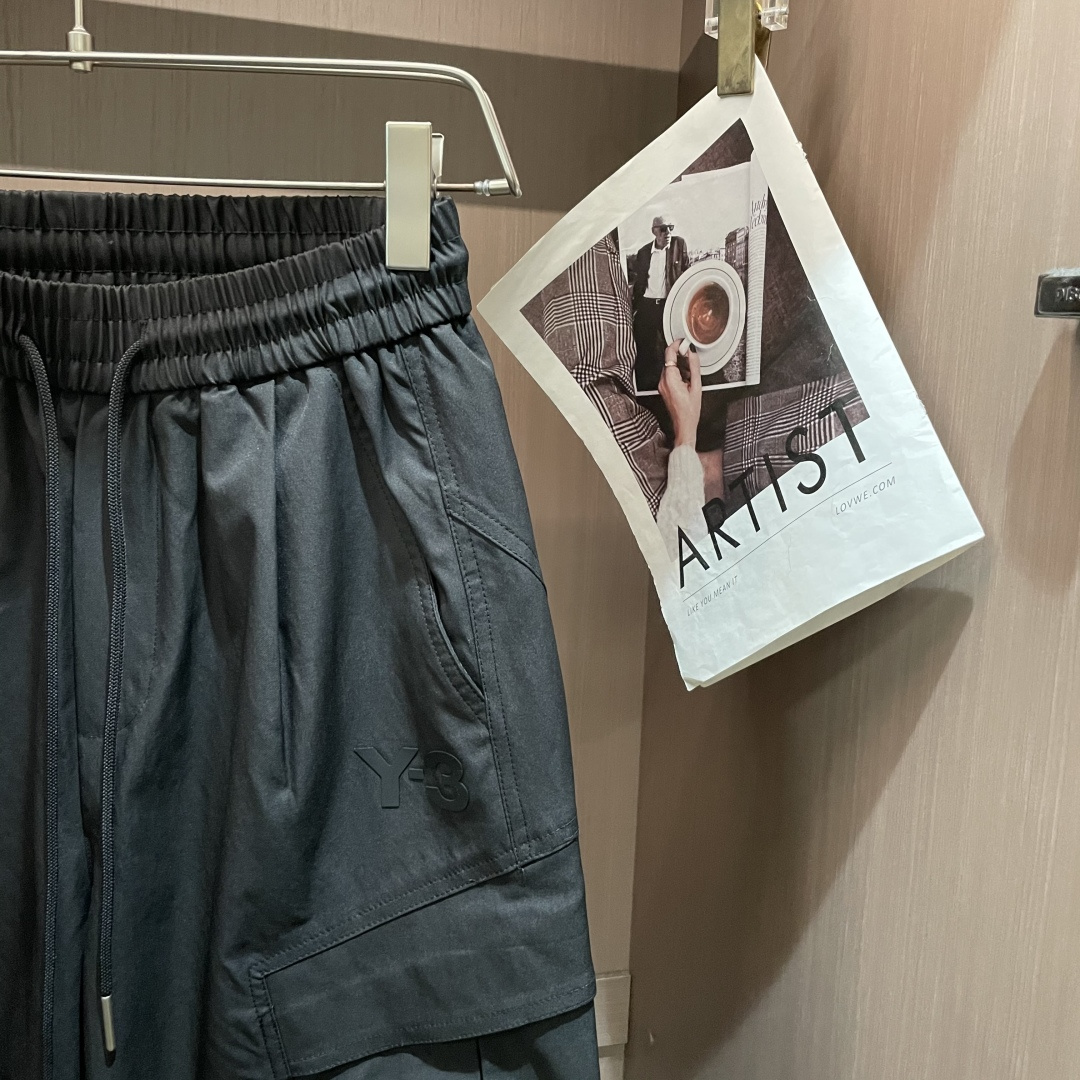 Y-3 2025秋冬最新休闲裤 潮人必备 版型超赞，能很好的修复各种腿型，非常个性！柔软排汗，舒适度极高