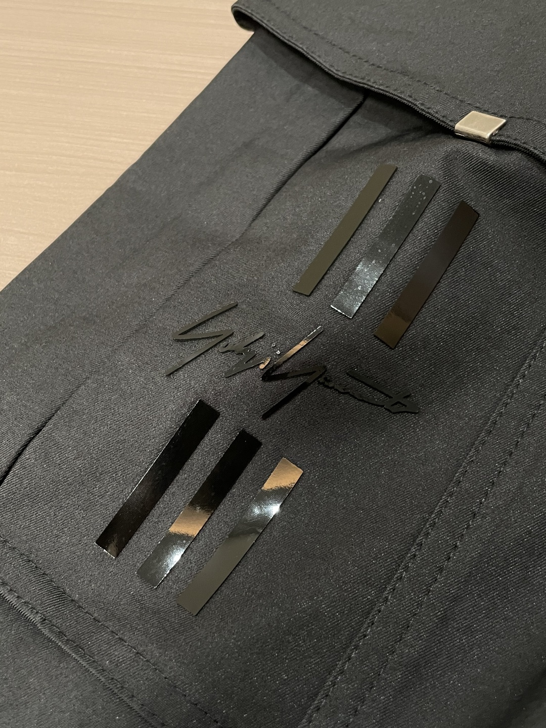 Y-3 2025秋冬最新休闲裤 潮人必备 版型超赞，能很好的修复各种腿型，非常个性！柔软排汗，舒适度极高