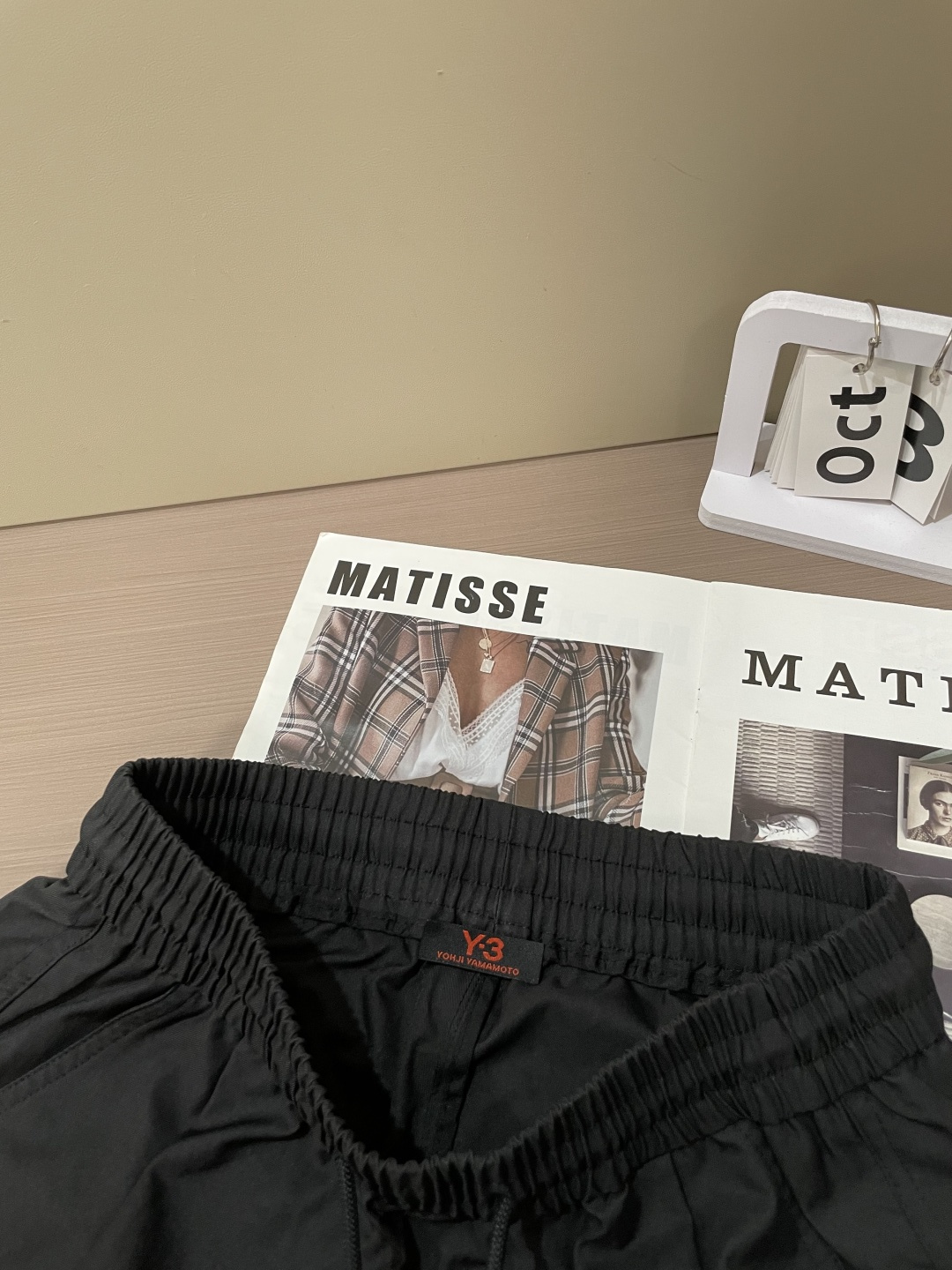Y-3 2025秋冬最新休闲裤 潮人必备 版型超赞，能很好的修复各种腿型，非常个性！柔软排汗，舒适度极高