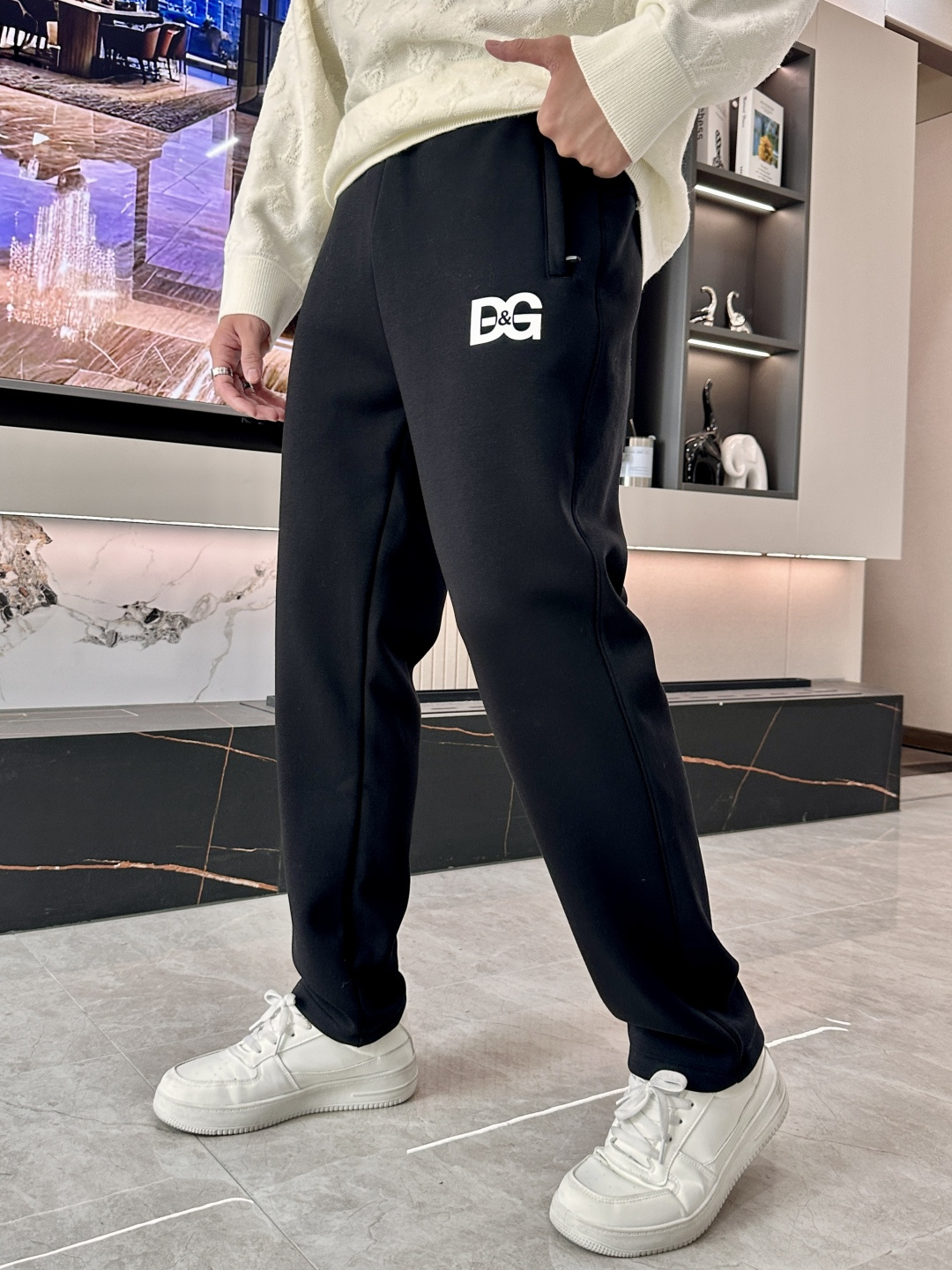 NO:629176,· DG’s latest 2025 autumn and winter casual pants, thickened, daily essentials, great style, can repair various leg shapes very well, very personalized!  Soft and sweat-wicking, extremely comfortable. The waistband of the trouser legs is customized with elastic elastic bands and original accessories details. The upper body is sporty, casual and fashionable, a must-have for leisure and travel. Sizes L-XXXXL,,alexander wang19860909· DG 2025秋冬最新休闲裤 加厚款 日常必备 版型超赞,能很好的修复各种腿型,非常个性！柔软排汗,舒适度极高.裤腿腰部订制松紧橡筋、原版辅料细节.上身运动休闲时尚,出街休闲、外出旅游必备. 尺码L-XXXXL,,alexander wang,Men's clothing