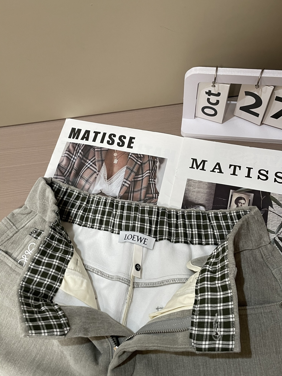 Loewe 2025秋冬最新系列男士加厚休闲裤！内里加绒，非常保暖，北方的宝子们赶紧备上！采用客供弹力柔