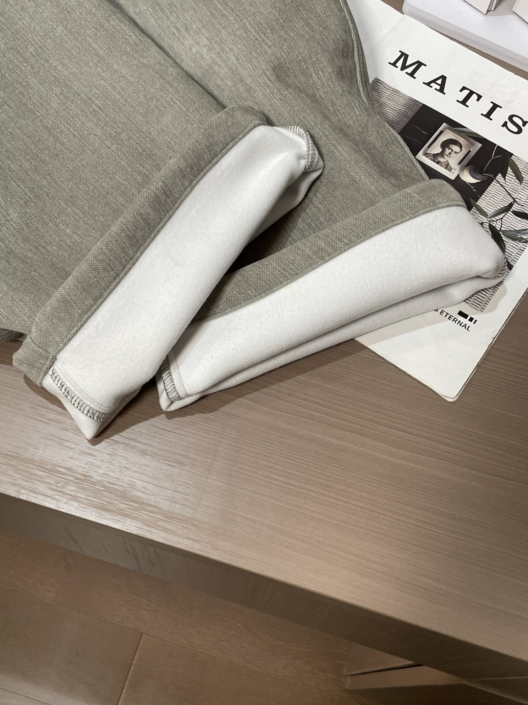 Loewe 2025秋冬最新系列男士加厚休闲裤！内里加绒，非常保暖，北方的宝子们赶紧备上！采用客供弹力柔