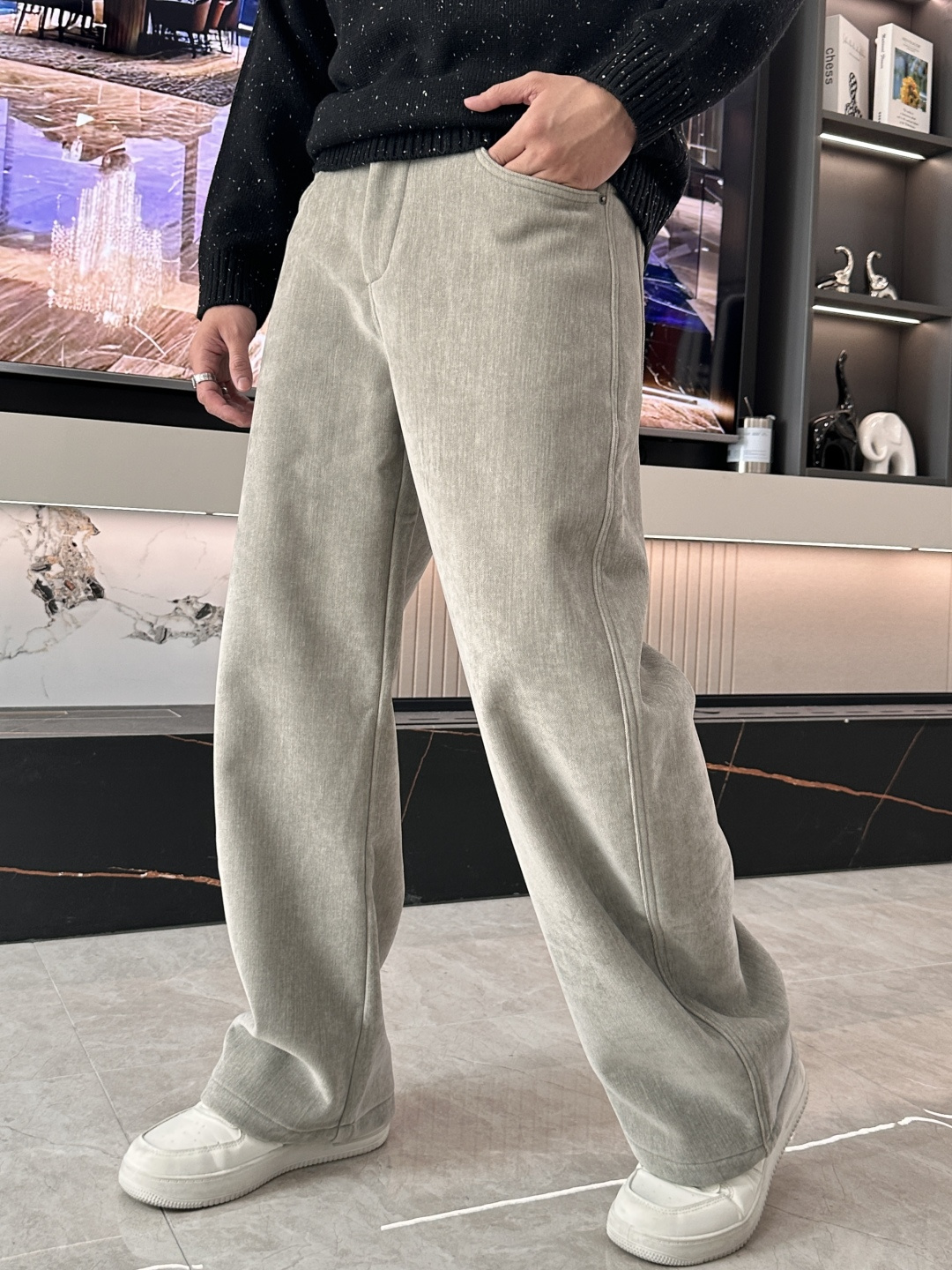 Loewe 2025秋冬最新系列男士加厚休闲裤！内里加绒，非常保暖，北方的宝子们赶紧备上！采用客供弹力柔