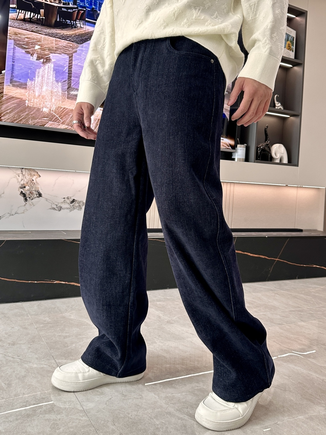 NO:629183,· Loewe 2025 autumn and winter latest series of men's thickened casual pants!  It's lined with velvet and is very warm, so those in the north should quickly prepare it!  Made of customer-supplied elastic soft cotton material, soft and delicate, and feels great!  The brand style is clear at a glance!  Minimalist design, no extra exaggerated elements to declare victory, fine details, original custom-made hardware accessories, just the right thickness, easy to control in all weathers, classic color upper body, very energetic, multiple styles of wear, casual business, daily life, fashion trends can be controlled!  The overall style and fashion sense are extremely outstanding, bringing extraordinary clothing taste!  Size 28-36,,loewe,alexander wang19860909·  Loewe 2025秋冬最新系列男士加厚休闲裤！ 内里加绒,非常保暖,北方的宝子们赶紧备上！ 采用客供弹力柔棉材质,柔软细腻,手感绝佳！品牌格调一览无余！极简主义设计,没有多余浮夸的元素来宣兵夺主,细节做工精细,五金配件原版定制,厚薄程度也是恰到好处,轻松驾驭各种天气,经典颜色上身很显精气神,多种风格穿搭,休闲商务、日常生活、时尚潮流均可驾驭！整体不论是档次还是时尚感都是极为出色的,带来非凡的衣着品味！ 尺码 28-36,,loewe,alexander wang,Men's clothing