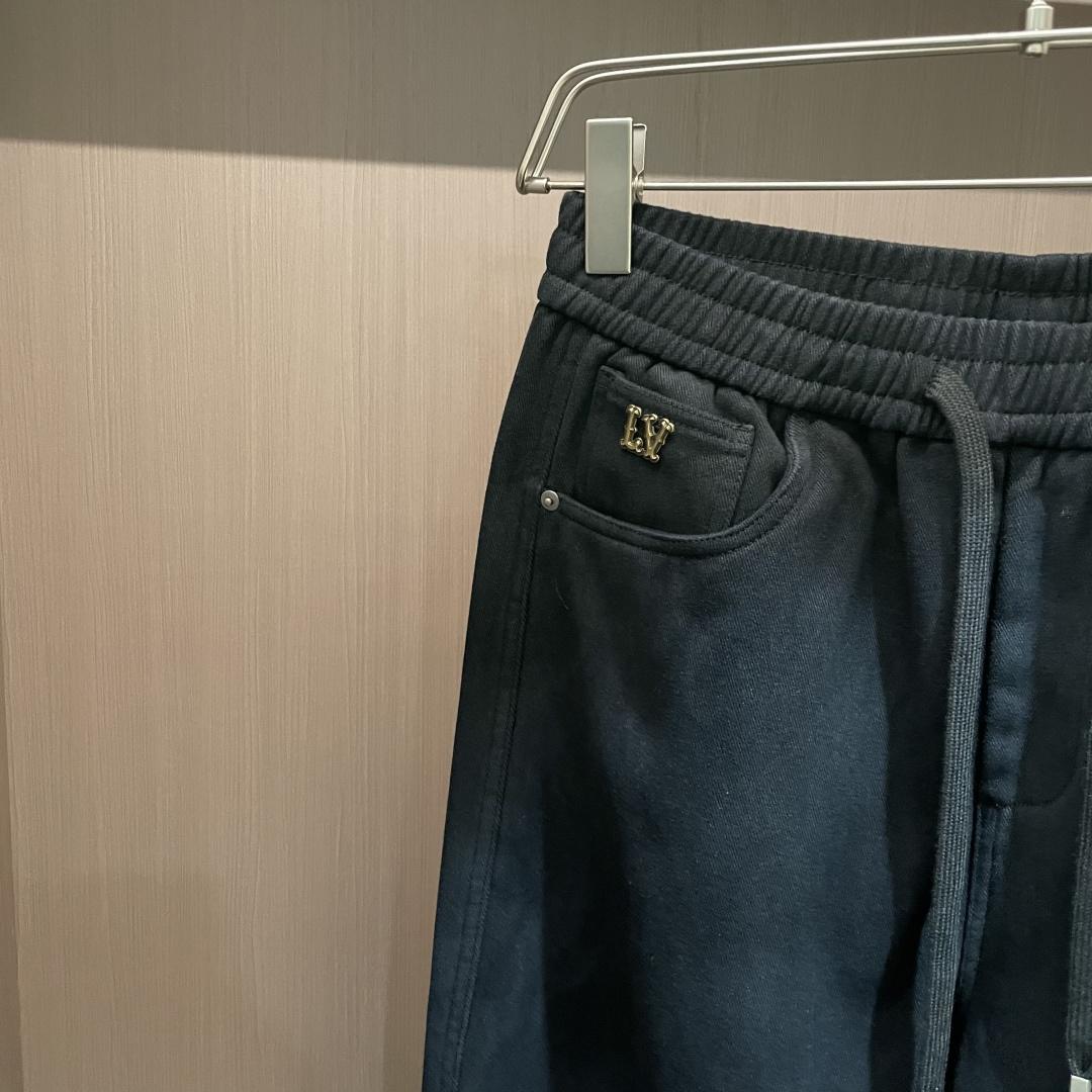 Lv 2025秋冬最新系列男士加厚休闲裤！内里加绒，非常保暖，北方的宝子们赶紧备上！采用客供弹力柔棉材质