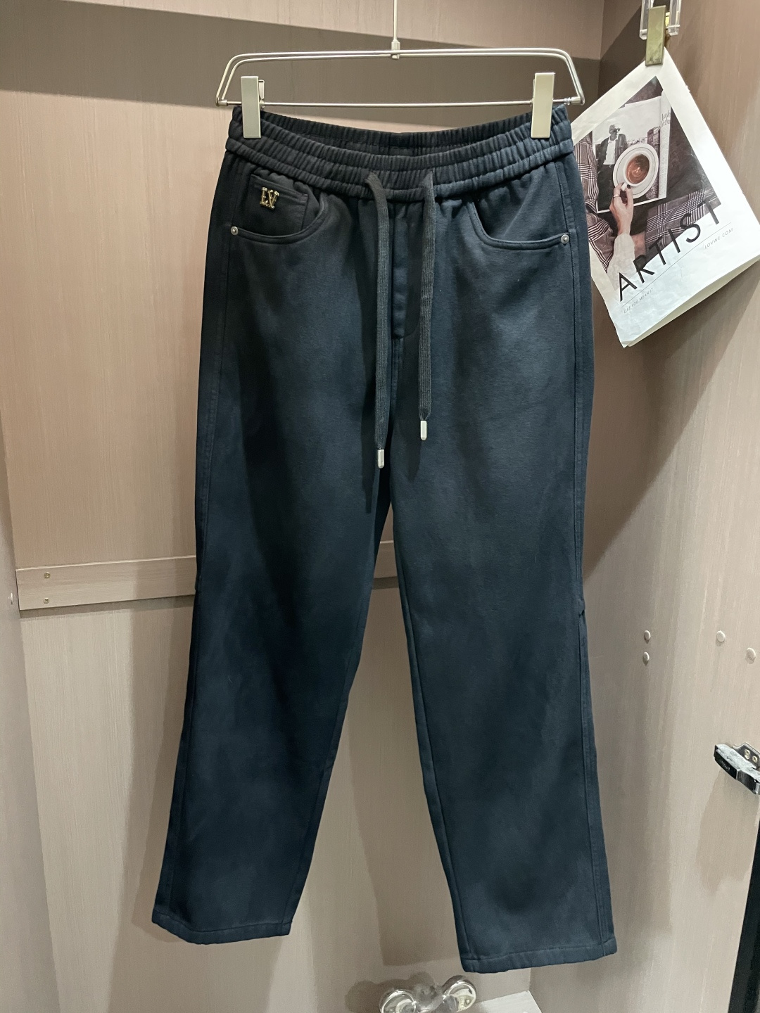 Lv 2025秋冬最新系列男士加厚休闲裤！内里加绒，非常保暖，北方的宝子们赶紧备上！采用客供弹力柔棉材质