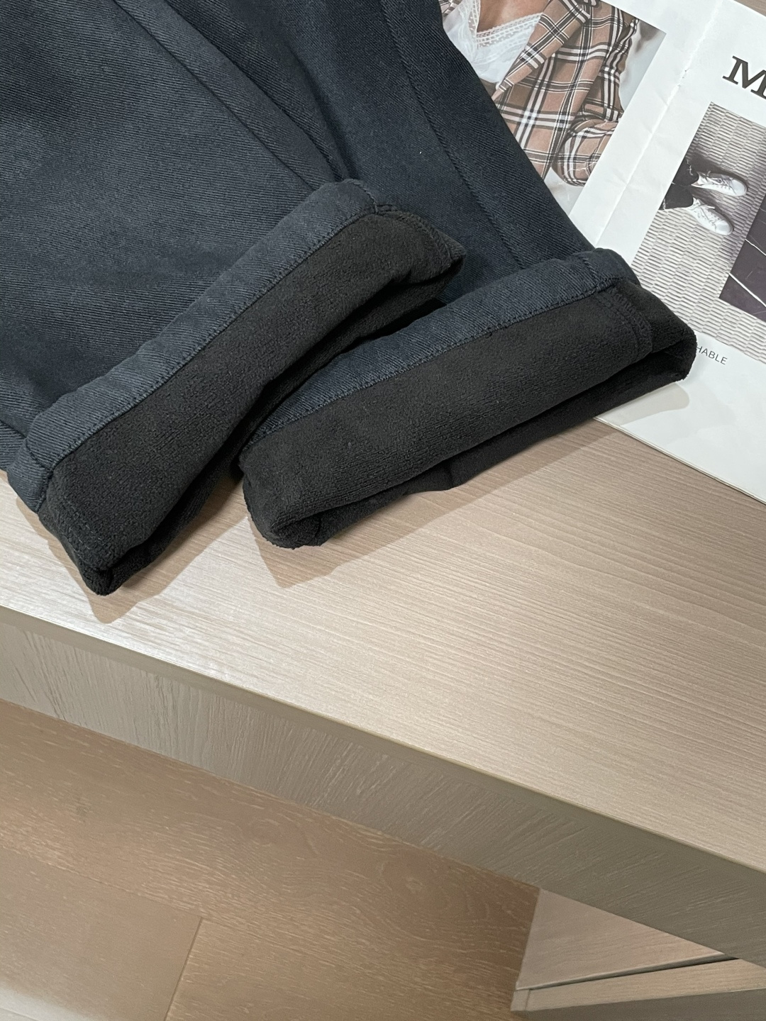 Lv 2025秋冬最新系列男士加厚休闲裤！内里加绒，非常保暖，北方的宝子们赶紧备上！采用客供弹力柔棉材质