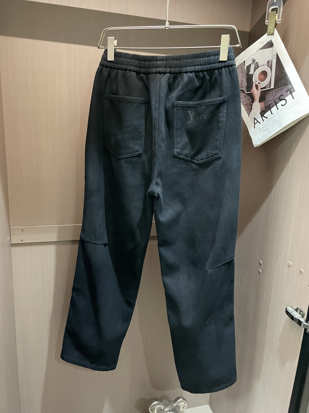 Lv 2025秋冬最新系列男士加厚休闲裤！内里加绒，非常保暖，北方的宝子们赶紧备上！采用客供弹力柔棉材质