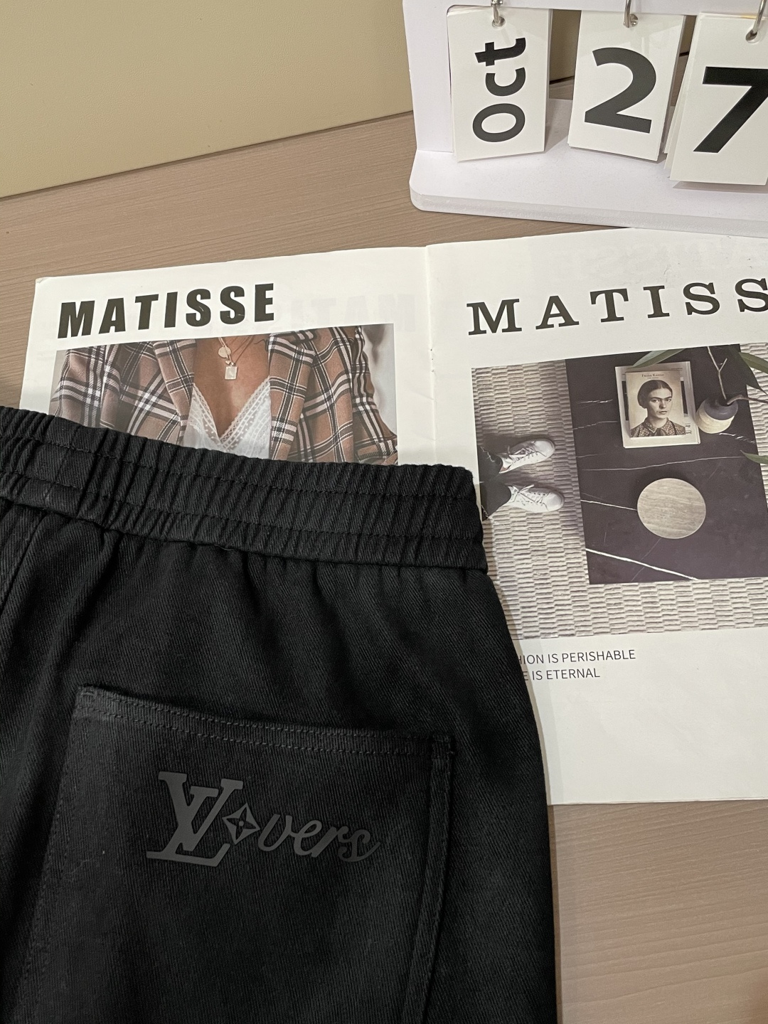 Lv 2025秋冬最新系列男士加厚休闲裤！内里加绒，非常保暖，北方的宝子们赶紧备上！采用客供弹力柔棉材质