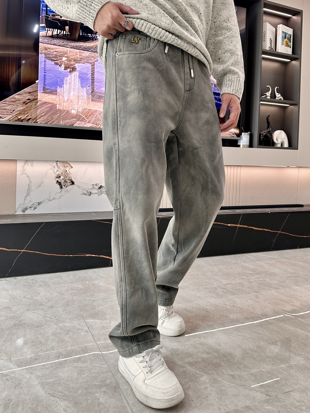 Lv 2025秋冬最新系列男士加厚休闲裤！内里加绒，非常保暖，北方的宝子们赶紧备上！采用客供弹力柔棉材质