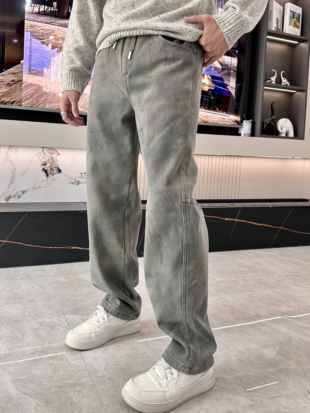 Lv 2025秋冬最新系列男士加厚休闲裤！内里加绒，非常保暖，北方的宝子们赶紧备上！采用客供弹力柔棉材质