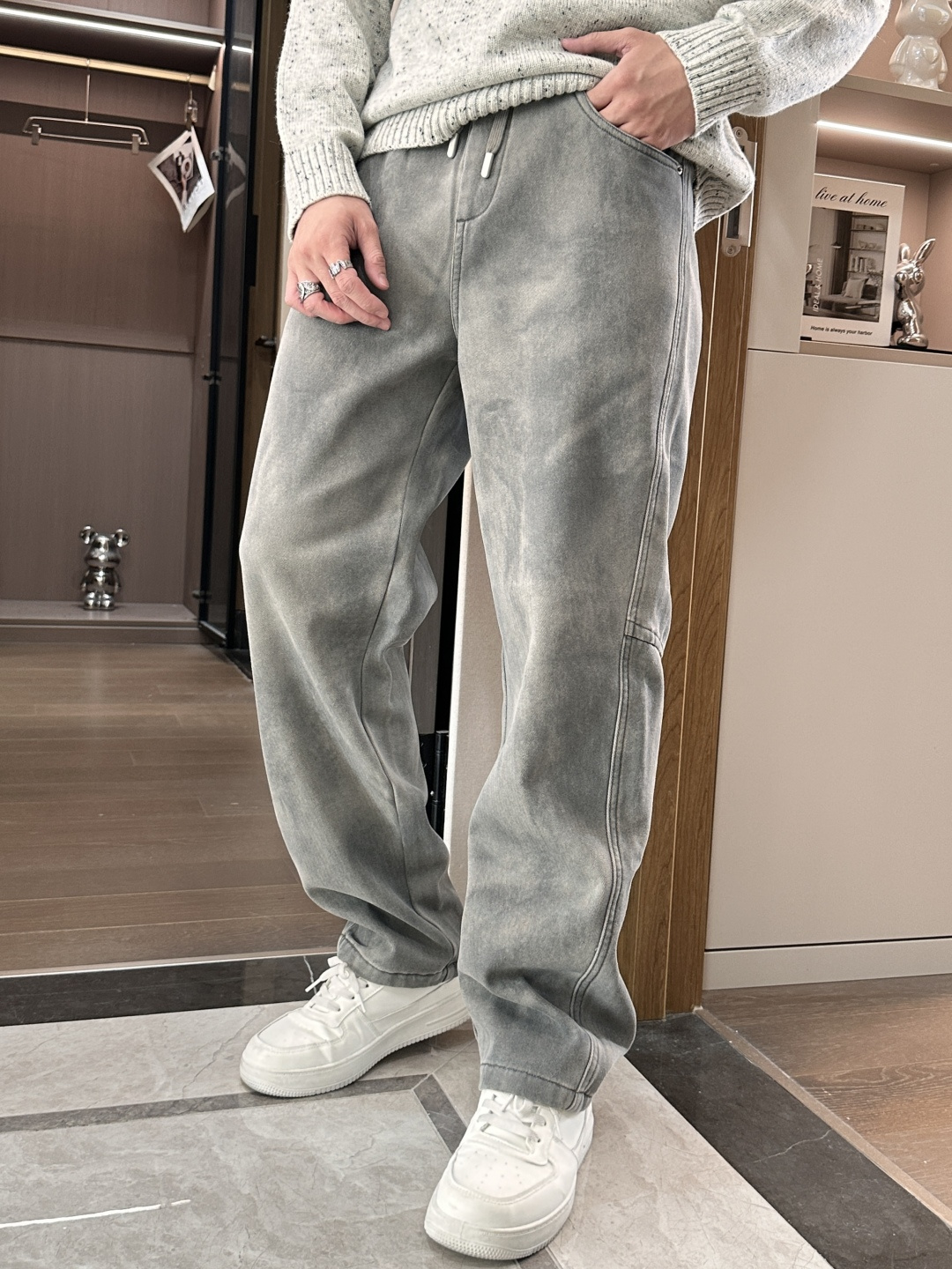 Lv 2025秋冬最新系列男士加厚休闲裤！内里加绒，非常保暖，北方的宝子们赶紧备上！采用客供弹力柔棉材质