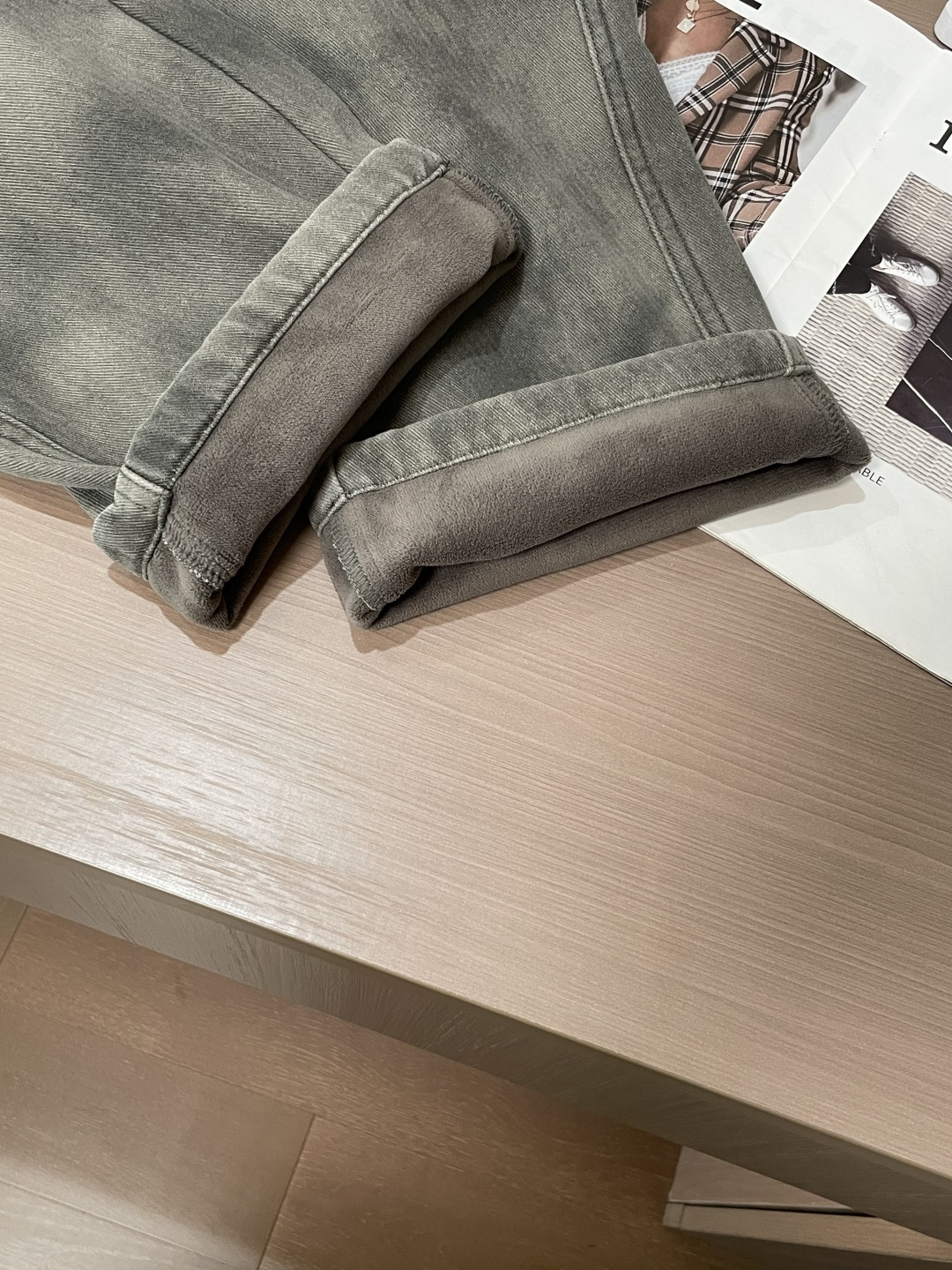 Lv 2025秋冬最新系列男士加厚休闲裤！内里加绒，非常保暖，北方的宝子们赶紧备上！采用客供弹力柔棉材质