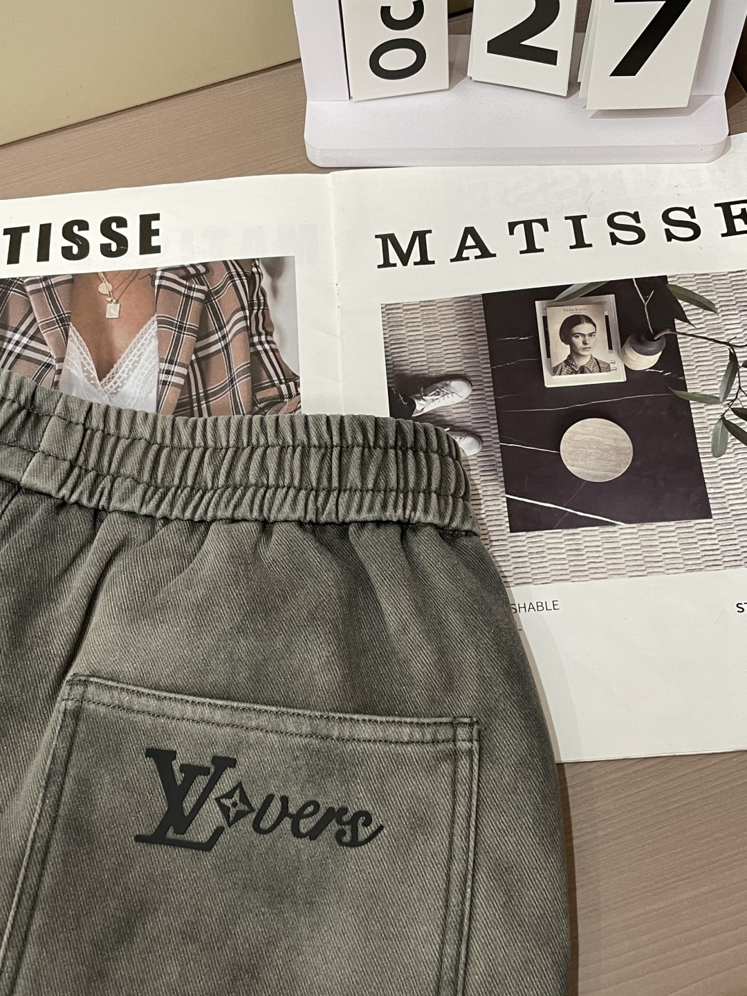 Lv 2025秋冬最新系列男士加厚休闲裤！内里加绒，非常保暖，北方的宝子们赶紧备上！采用客供弹力柔棉材质