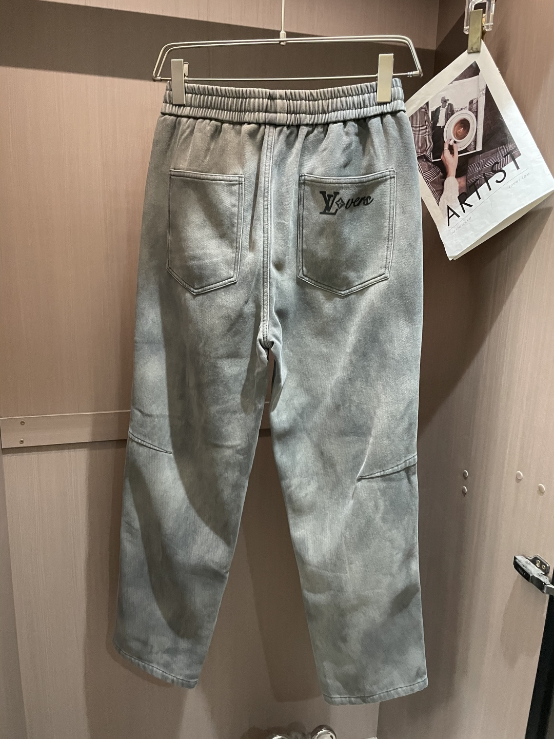 Lv 2025秋冬最新系列男士加厚休闲裤！内里加绒，非常保暖，北方的宝子们赶紧备上！采用客供弹力柔棉材质