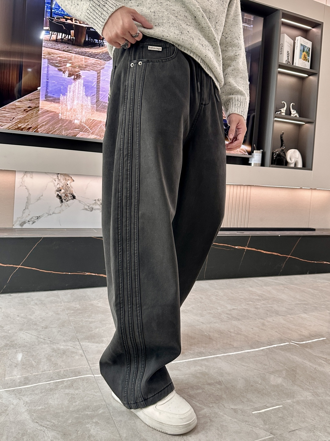 · 巴黎世家 2025秋冬最新系列男士加厚休闲裤！内里加绒，非常保暖，北方的宝子们赶紧备上！采用客供弹力