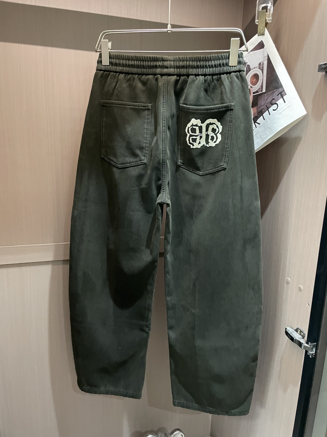 · 巴黎世家 2025秋冬最新系列男士加厚休闲裤！内里加绒，非常保暖，北方的宝子们赶紧备上！采用客供弹力