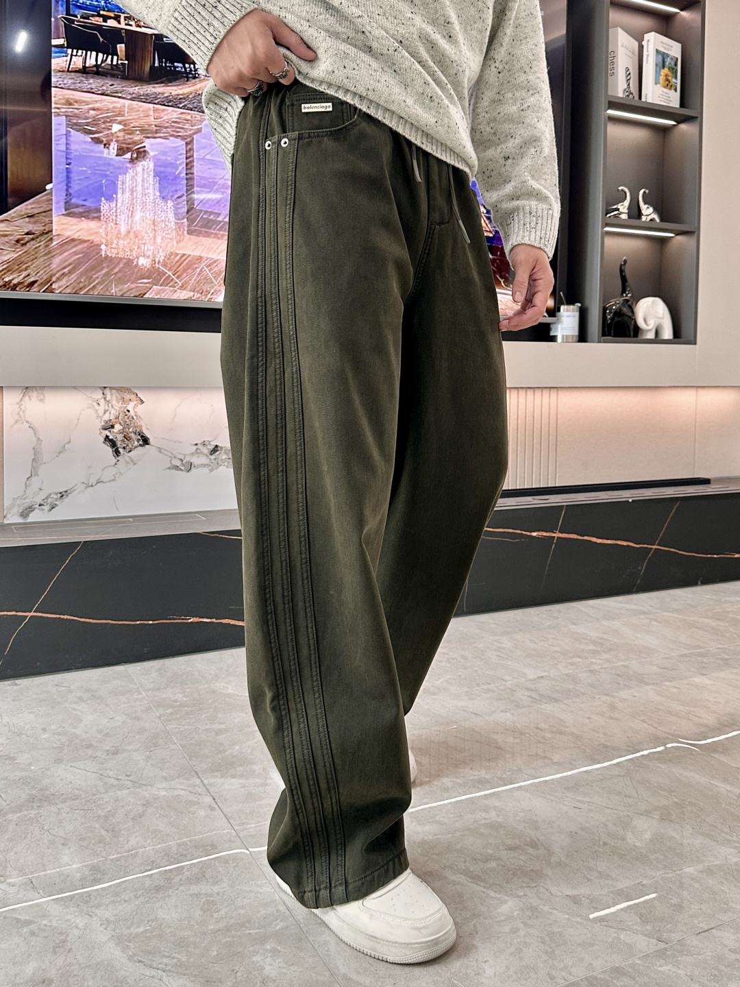 · 巴黎世家 2025秋冬最新系列男士加厚休闲裤！内里加绒，非常保暖，北方的宝子们赶紧备上！采用客供弹力