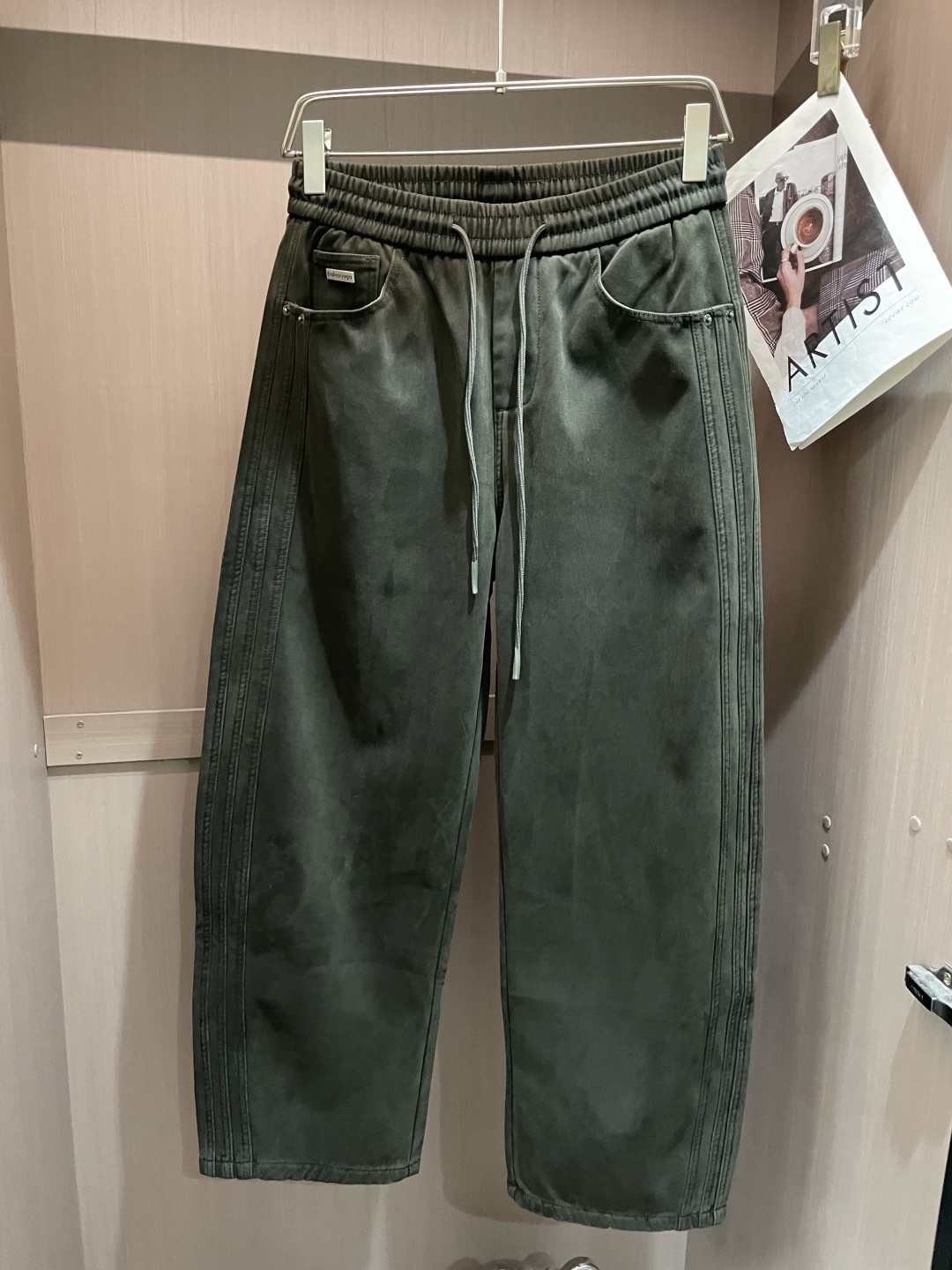 · 巴黎世家 2025秋冬最新系列男士加厚休闲裤！内里加绒，非常保暖，北方的宝子们赶紧备上！采用客供弹力