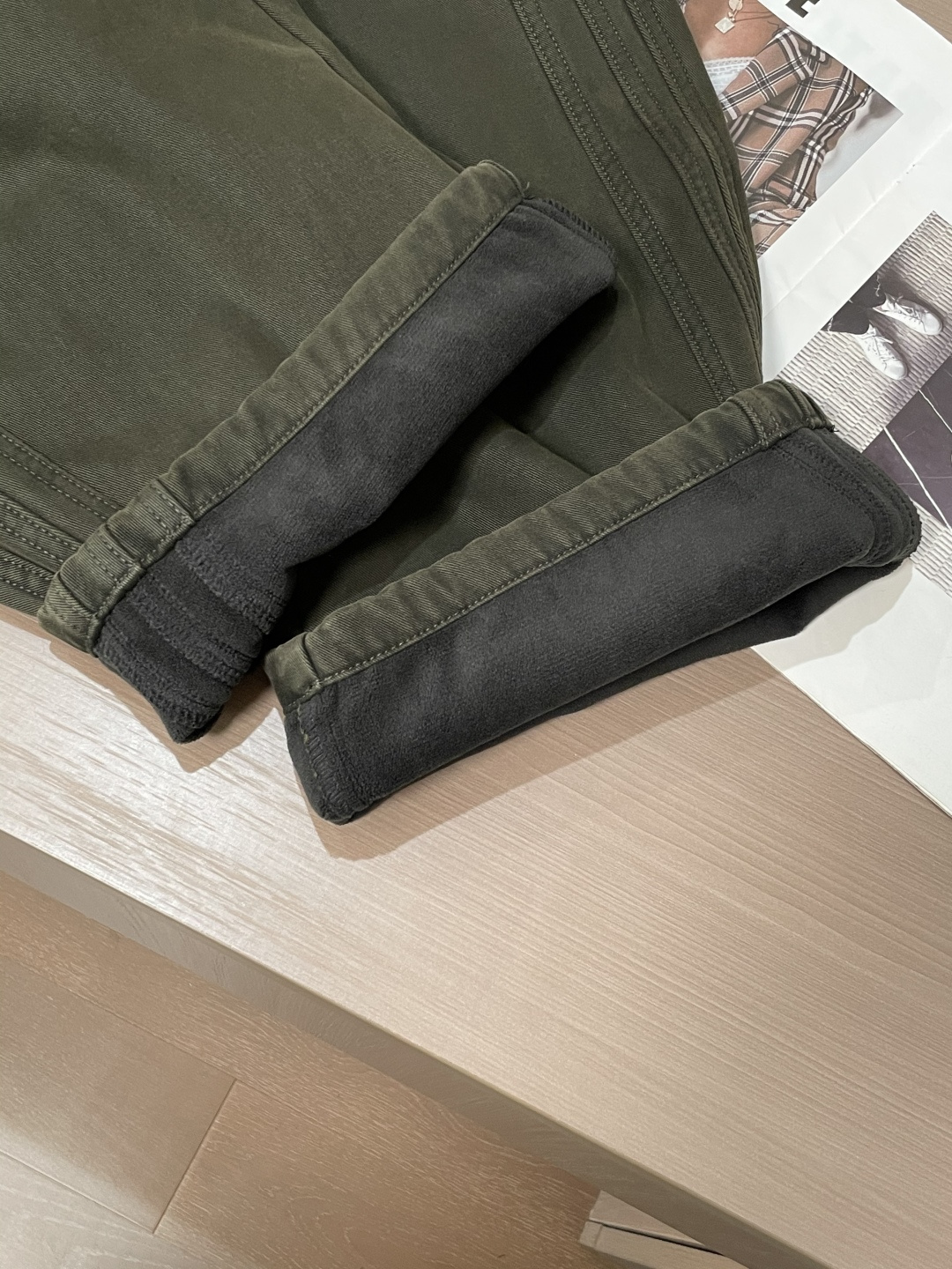 · 巴黎世家 2025秋冬最新系列男士加厚休闲裤！内里加绒，非常保暖，北方的宝子们赶紧备上！采用客供弹力