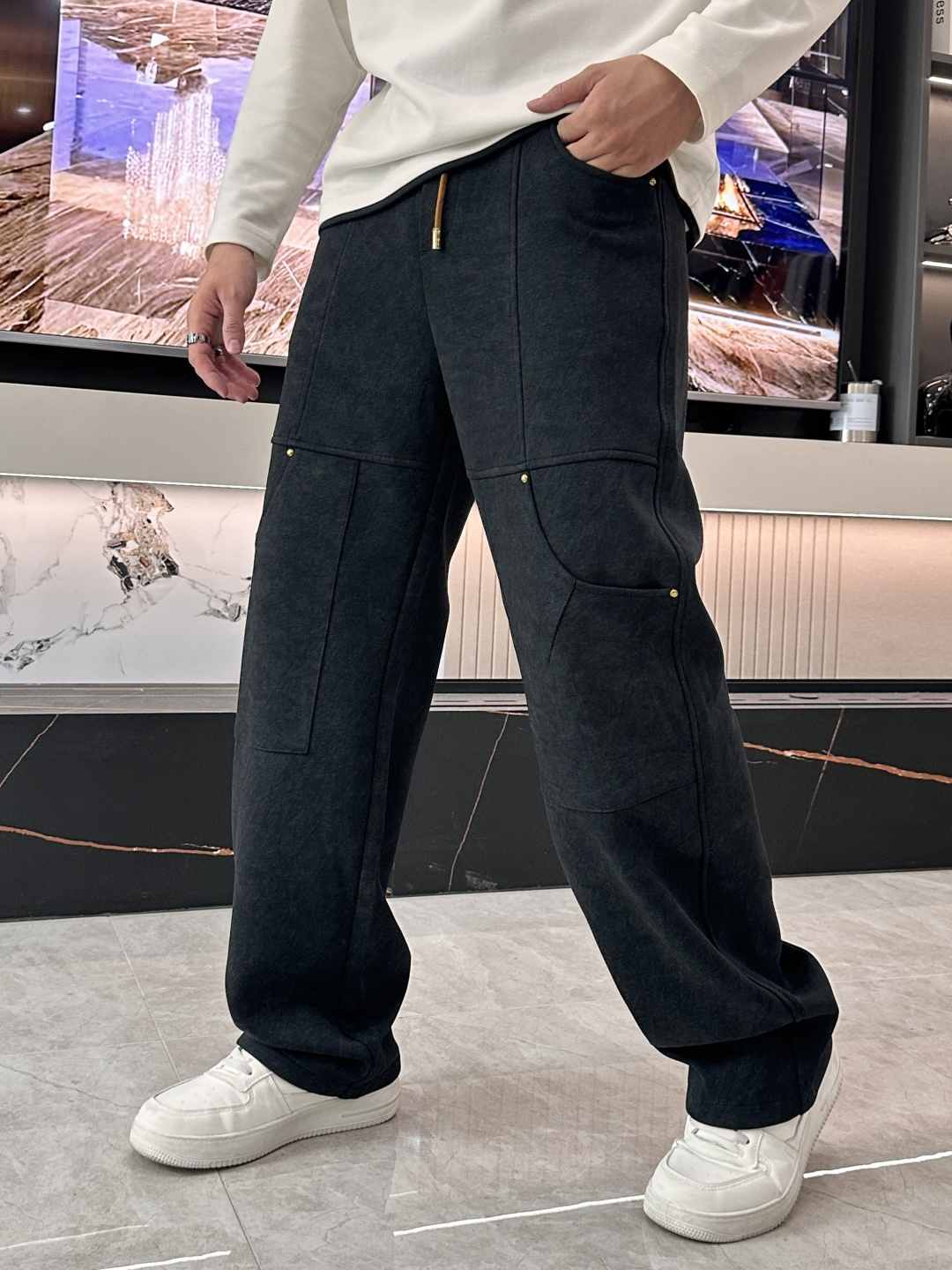 NO:733945,Lv2026 new spring casual pants!  On sale simultaneously on the official website. The brand's classic LOGO casual pants, customized fabrics, excellent comfort, strong touch. Highly recognizable, perfect appearance and craftsmanship. Sizes M-3XL, Louis Vuitton,19860909Lv2026春季新款休闲裤！官网同步发售.品牌经典LOGO休闲裤 ,定制面料,舒适度极好,手触感强烈.辨识度极高,完美品相工艺. 尺码M-3XL,,louis vuitton,,Men's clothing