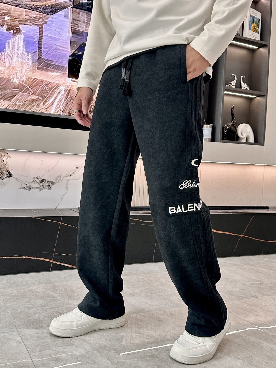 NO:733940,Balenciaga 2026 spring new casual pants!  On sale simultaneously on the official website. The brand's classic LOGO casual pants, customized fabrics, extremely comfortable, strong touch. Highly recognizable, perfect appearance and craftsmanship. Sizes M-3XL, balenciaga,19860909巴黎世家 2026春季新款休闲裤！官网同步发售.品牌经典LOGO休闲裤 ,定制面料,舒适度极好,手触感强烈.辨识度极高,完美品相工艺. 尺码M-3XL,,balenciaga,,Men's clothing