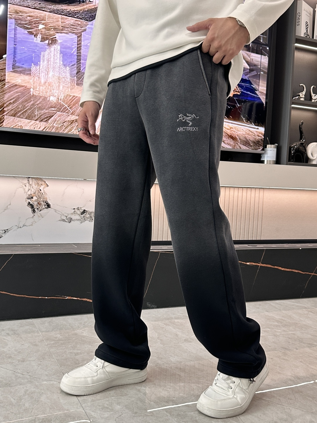 NO:733935,Arc'teryx 2026 spring new casual pants!  On sale simultaneously on the official website. The brand's classic LOGO casual pants, customized fabrics, excellent comfort, strong touch. Highly recognizable, perfect appearance and craftsmanship. Size M-3XL, arc'teryx,19860909始祖鸟 2026春季新款休闲裤！官网同步发售.品牌经典LOGO休闲裤 ,定制面料,舒适度极好,手触感强烈.辨识度极高,完美品相工艺. 尺码M-3XL,arc'teryx,,Men's clothing