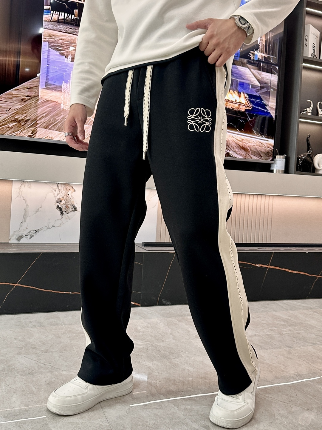 NO:733930,Loewe 2026 spring new casual pants!  On sale simultaneously on the official website. The brand's classic LOGO casual pants, customized fabrics, excellent comfort, strong touch. Highly recognizable, perfect appearance and craftsmanship. Sizes M-3XL,, loewe,19860909Loewe 2026春季新款休闲裤！官网同步发售.品牌经典LOGO休闲裤 ,定制面料,舒适度极好,手触感强烈.辨识度极高,完美品相工艺. 尺码M-3XL,,loewe,,Men's clothing