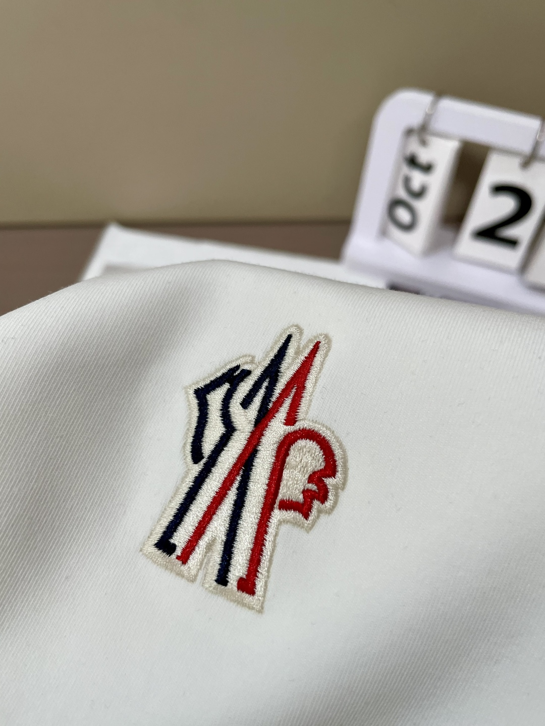 蒙口 2025秋冬新款长袖，定制面料，独特工艺logo，舒适性与透气性兼优，柔软抗皱弹性和垂性极佳，无论