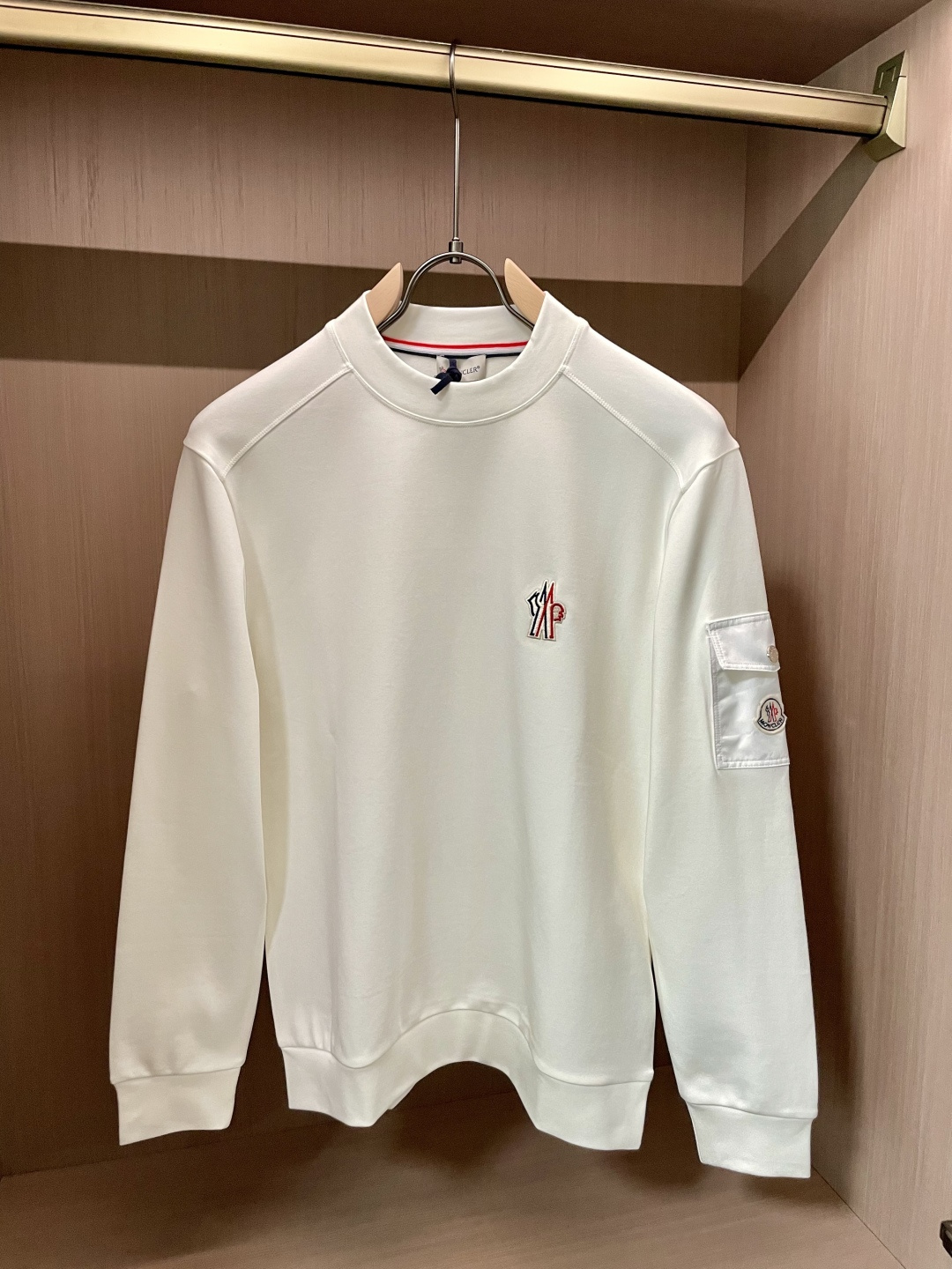 蒙口 2025秋冬新款长袖，定制面料，独特工艺logo，舒适性与透气性兼优，柔软抗皱弹性和垂性极佳，无论