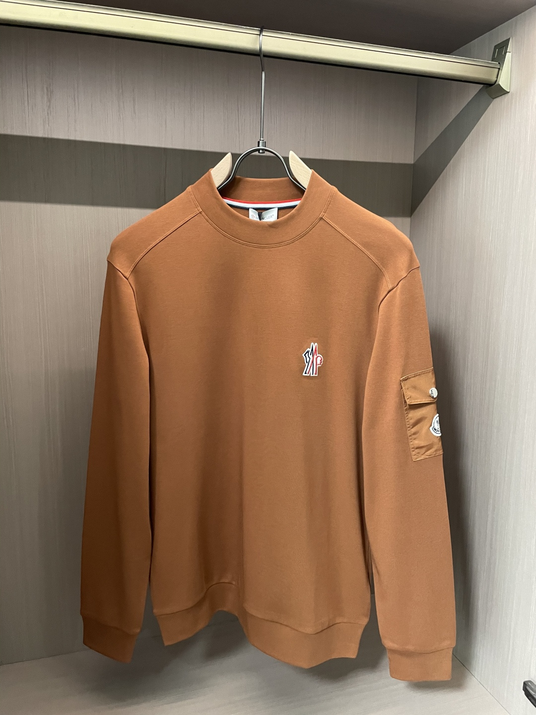 蒙口 2025秋冬新款长袖，定制面料，独特工艺logo，舒适性与透气性兼优，柔软抗皱弹性和垂性极佳，无论