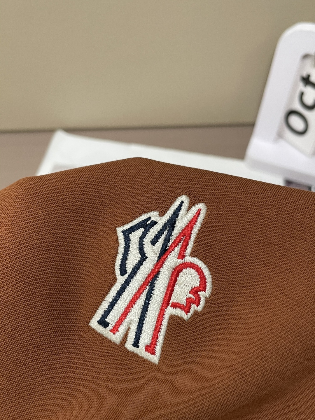 蒙口 2025秋冬新款长袖，定制面料，独特工艺logo，舒适性与透气性兼优，柔软抗皱弹性和垂性极佳，无论