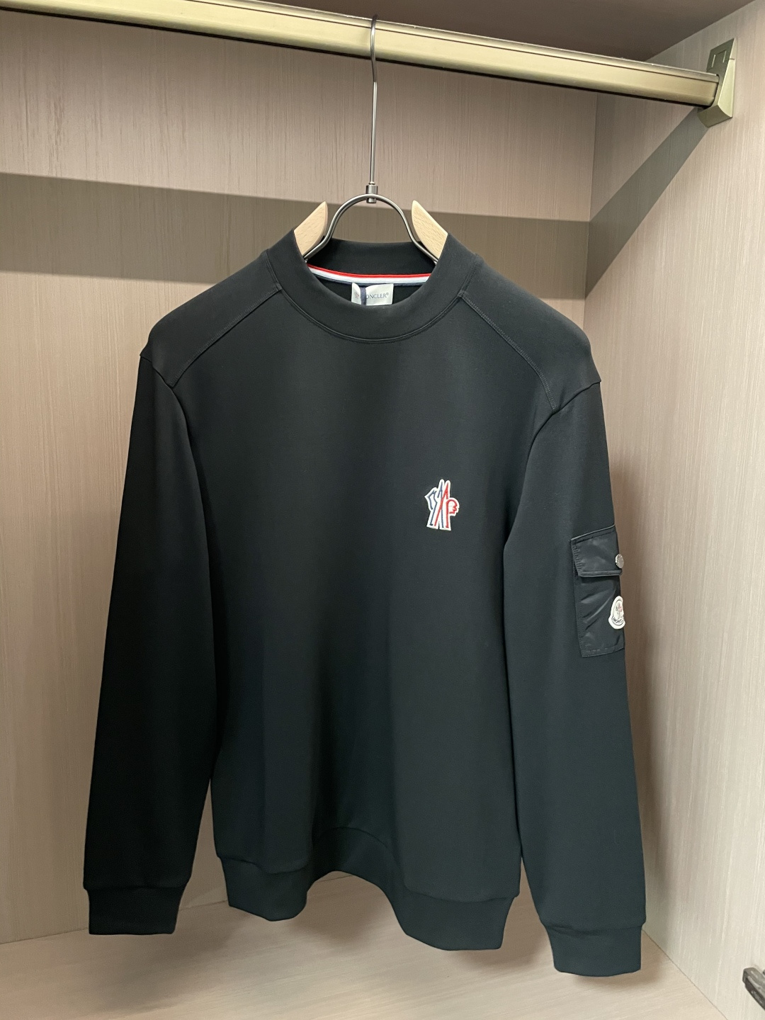 蒙口 2025秋冬新款长袖，定制面料，独特工艺logo，舒适性与透气性兼优，柔软抗皱弹性和垂性极佳，无论