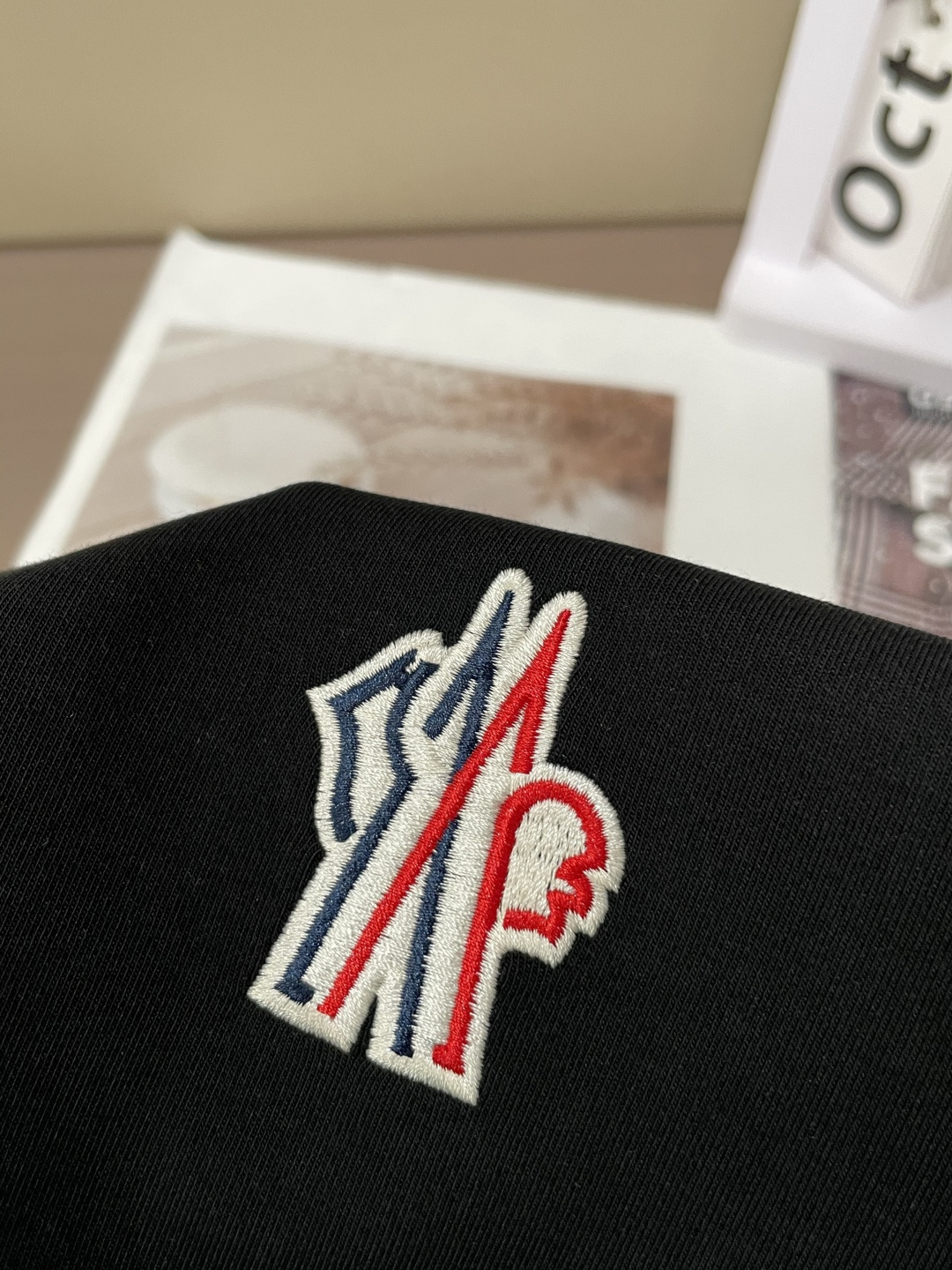 蒙口 2025秋冬新款长袖，定制面料，独特工艺logo，舒适性与透气性兼优，柔软抗皱弹性和垂性极佳，无论