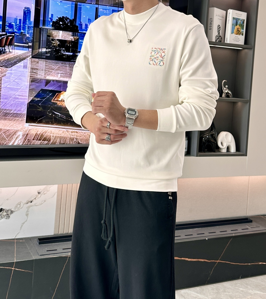 Loewe 2025秋冬新款长袖，定制面料，独特工艺logo，舒适性与透气性兼优，柔软抗皱弹性和垂性极佳