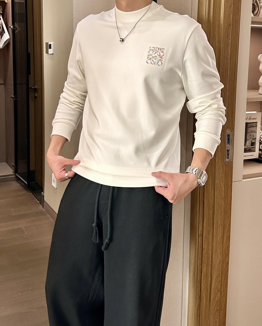 Loewe 2025秋冬新款长袖，定制面料，独特工艺logo，舒适性与透气性兼优，柔软抗皱弹性和垂性极佳