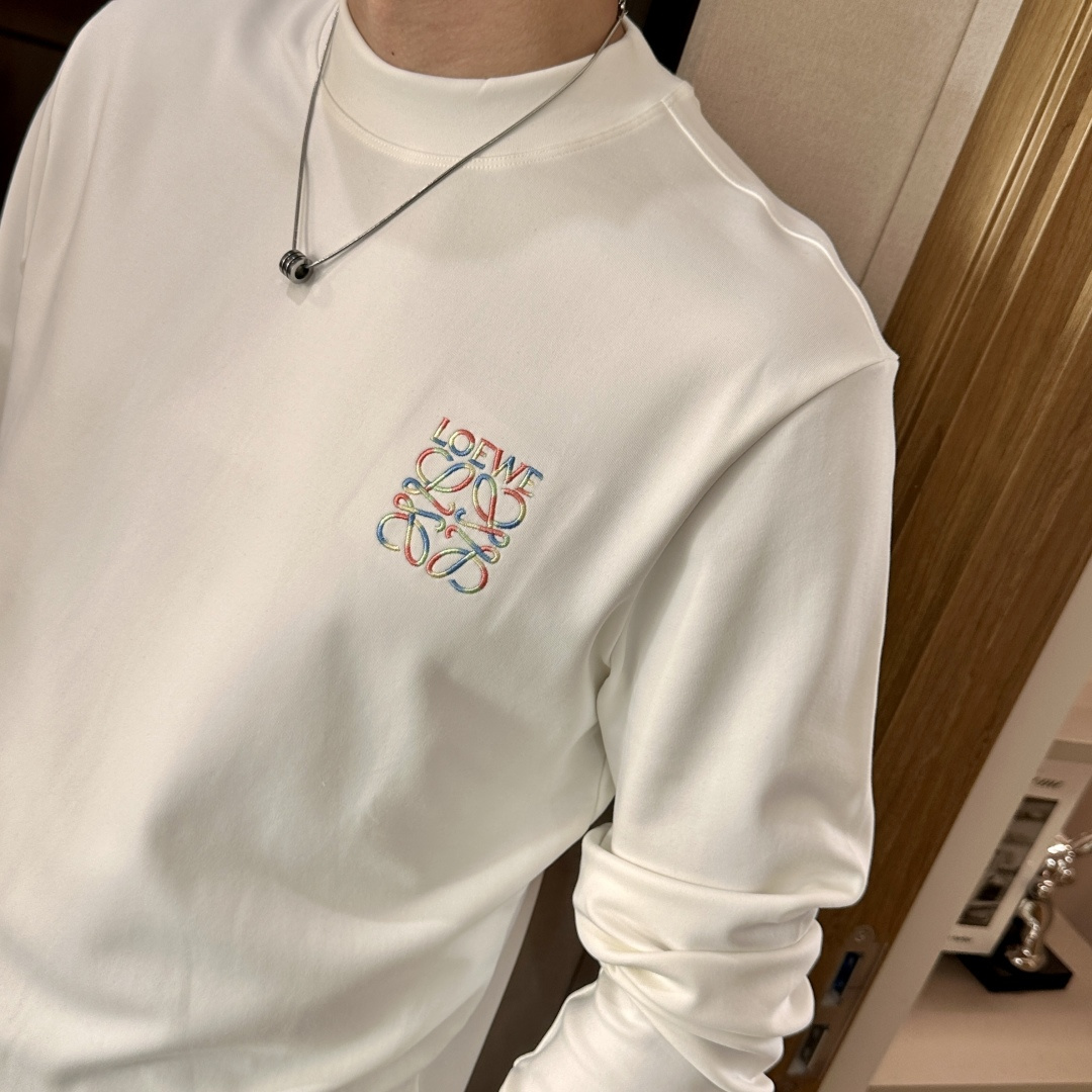 Loewe 2025秋冬新款长袖，定制面料，独特工艺logo，舒适性与透气性兼优，柔软抗皱弹性和垂性极佳