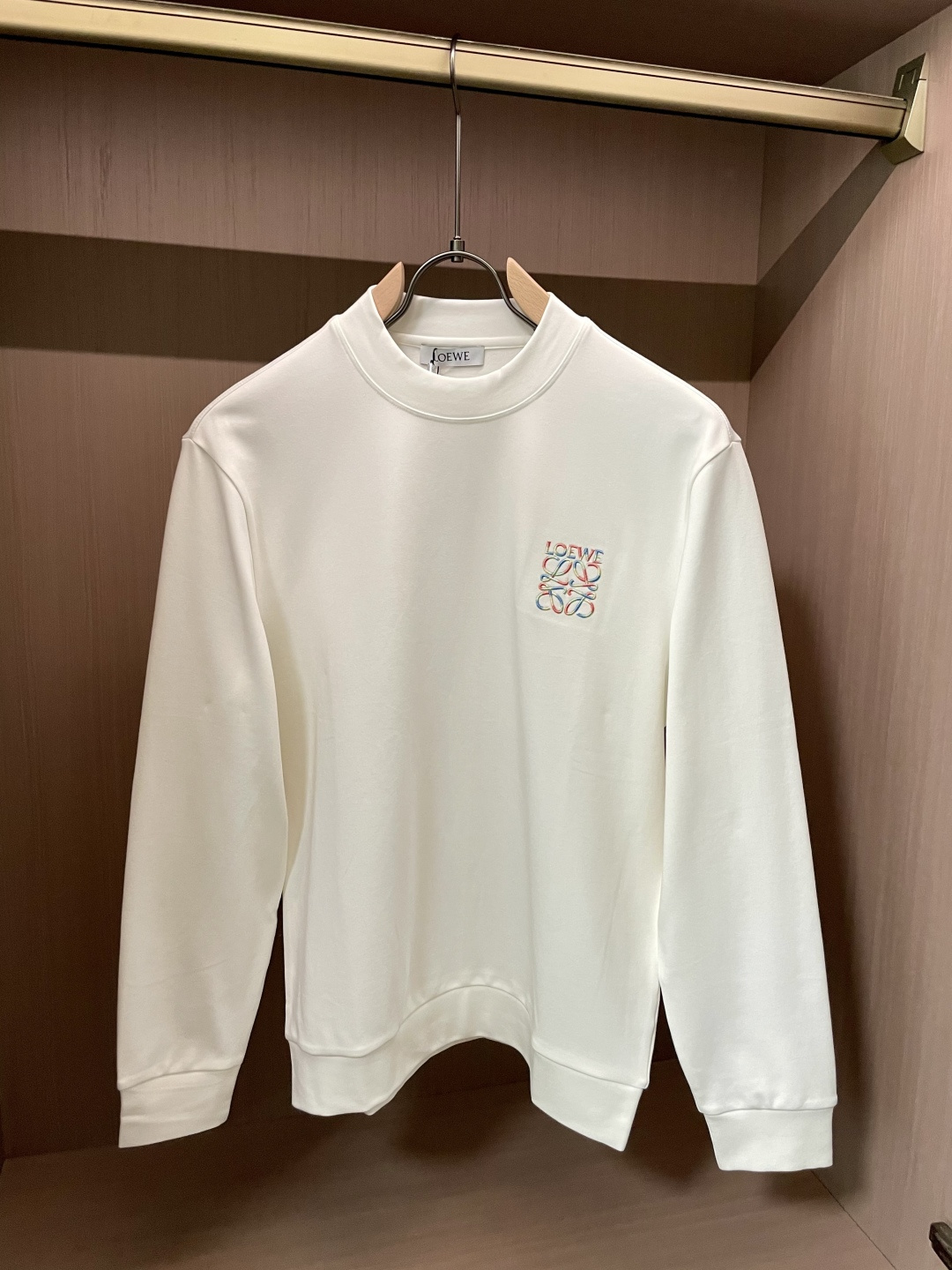 Loewe 2025秋冬新款长袖，定制面料，独特工艺logo，舒适性与透气性兼优，柔软抗皱弹性和垂性极佳