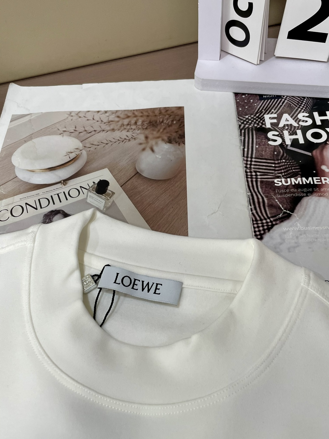 Loewe 2025秋冬新款长袖，定制面料，独特工艺logo，舒适性与透气性兼优，柔软抗皱弹性和垂性极佳